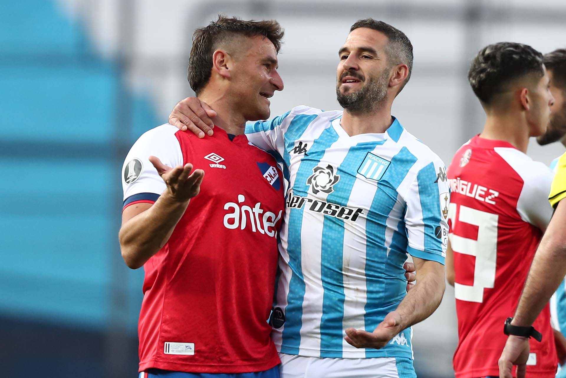 Abrazo entre Lisandro López y Gonzalo Bergessio en el Cilindro de Avellaneda (REUTERS/Agustin Marcarian)