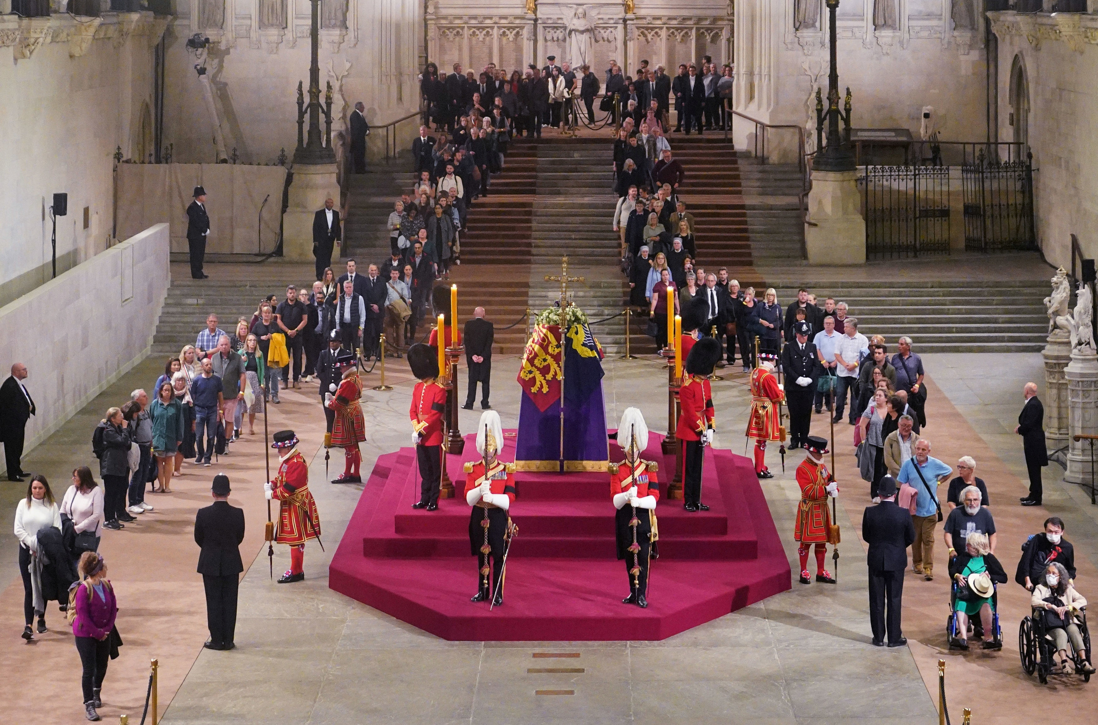 Ocho militares en uniforme de gala portaron el ataúd de la monarca quien falleció el pasado jueves a los 96 años, hasta un catafalco púrpura situado en el interior del Westminster Hall, la parte más antigua del edificio que acoge el Parlamento británico.