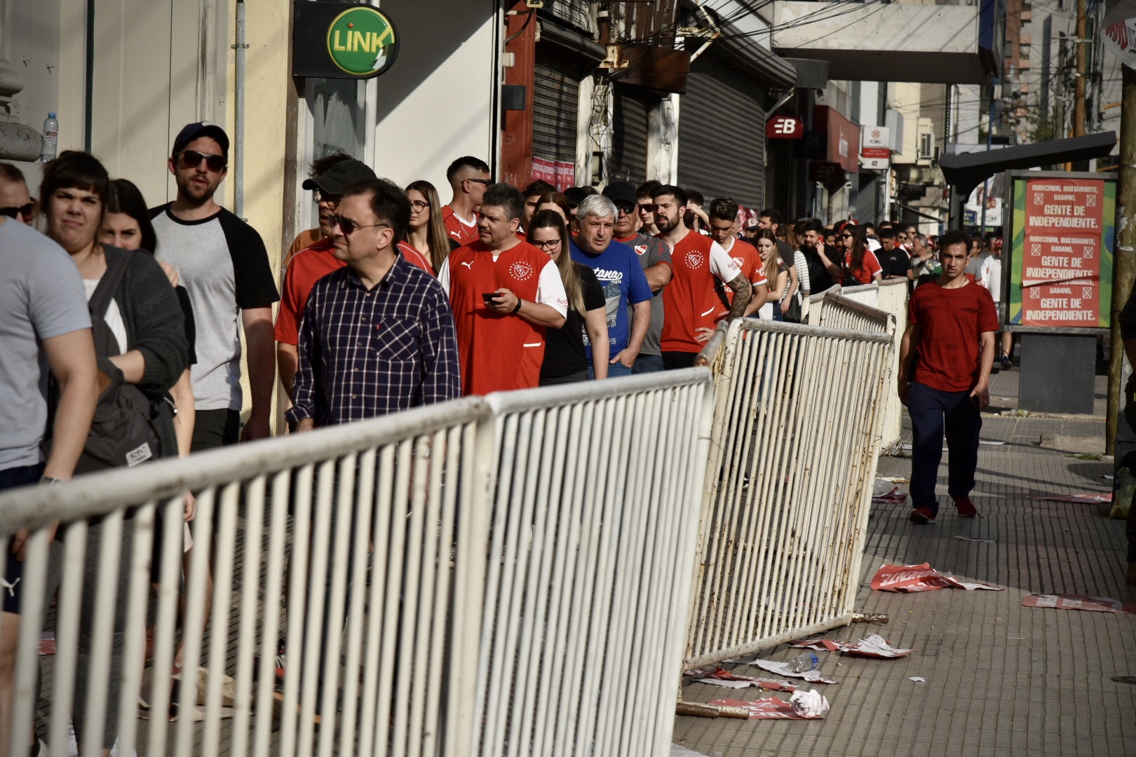 Llegó a haber 10 cuadras de fila (Crédito: Ariel torres)