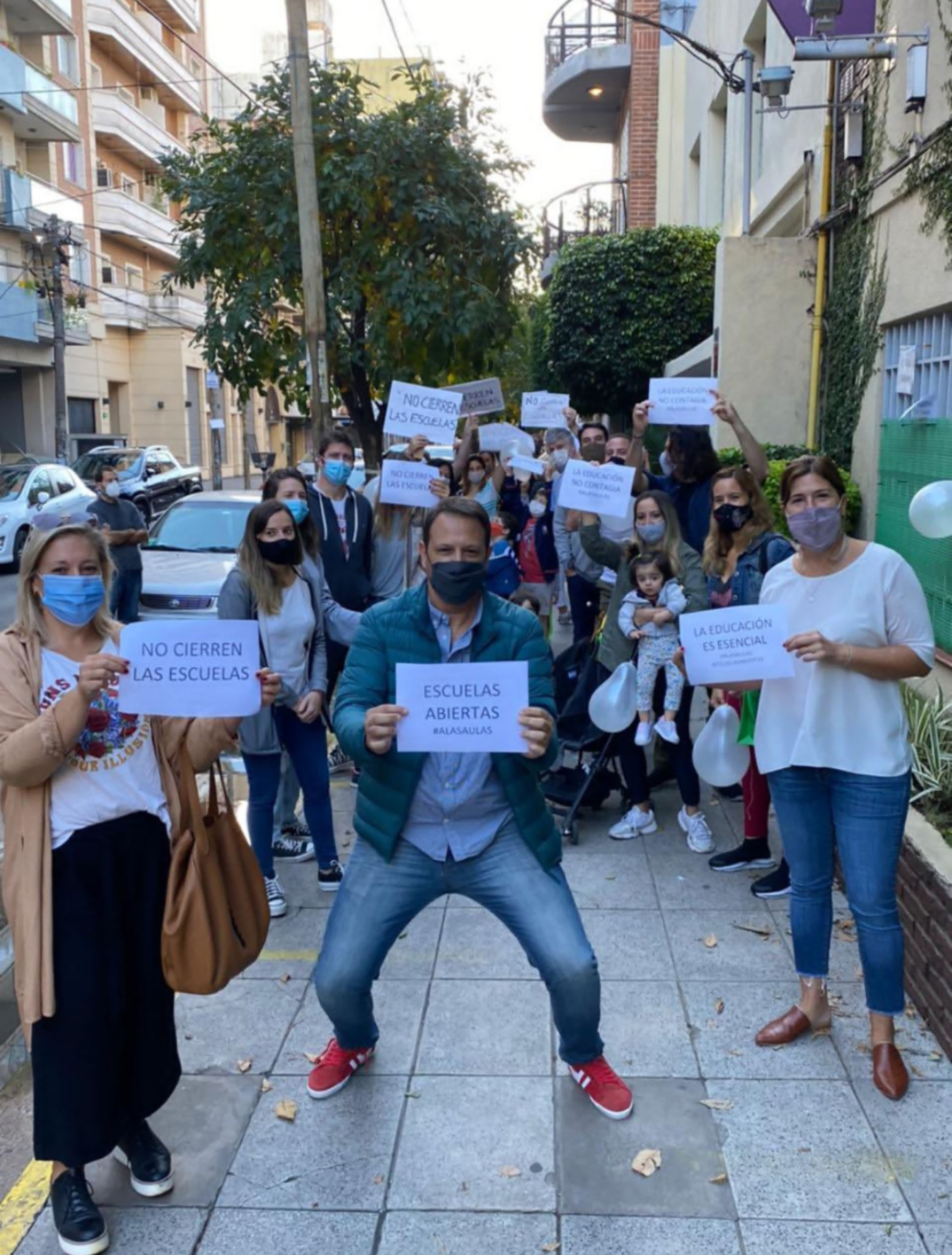 Protesta de padre frente a la Escuela Argentina del Oeste de Ramos Mejía