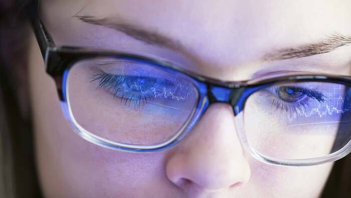 Por qué la luz azul de los celulares afecta la vista y qué se debe tener en cuenta para cuidar los ojos