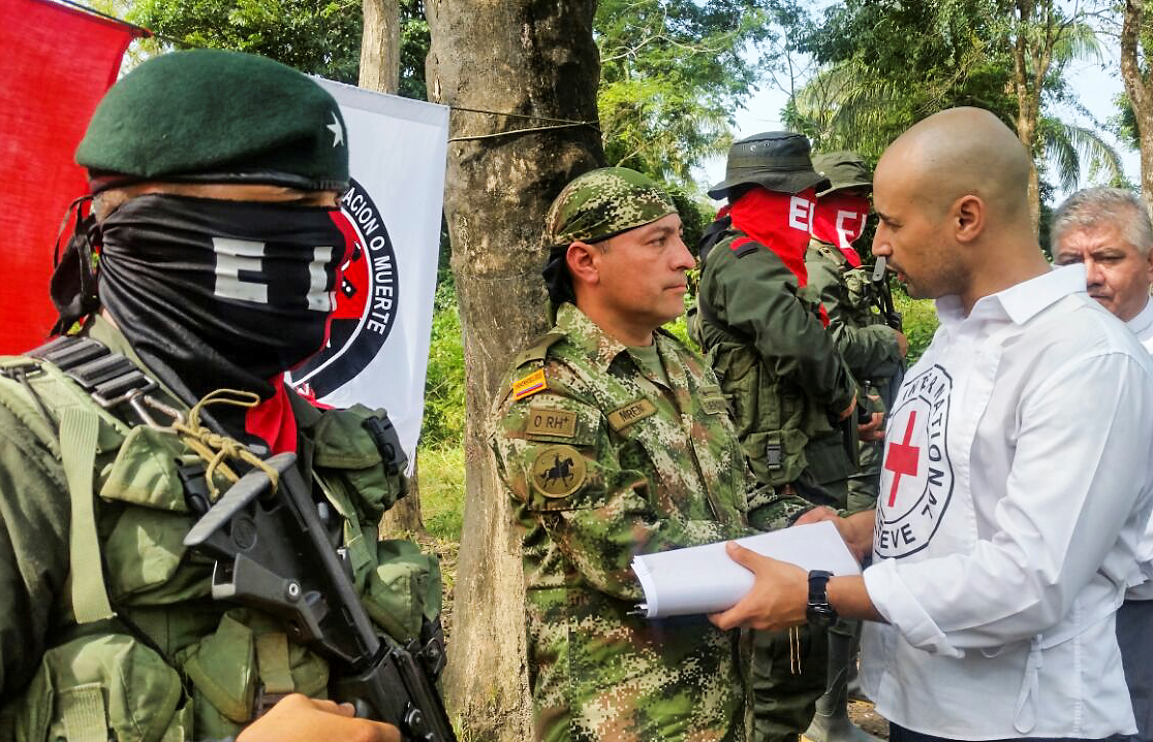 Colombian Soldier Fredy Moreno (C) who was kidnaped by National Liberation Army (ELN), shakes hands with a Red Cross member next to ELN guerrillas, before his release in Arauca, Colombia on February 6 2017. 

Colombia's ELN rebels freed soldier Fredy Moreno Mahecha in a rural area of Arauca department, in a new goodwill gesture on the eve of peace talks to end a 53-year conflict, the Red Cross said.
 / AFP PHOTO / Daniel Martinez