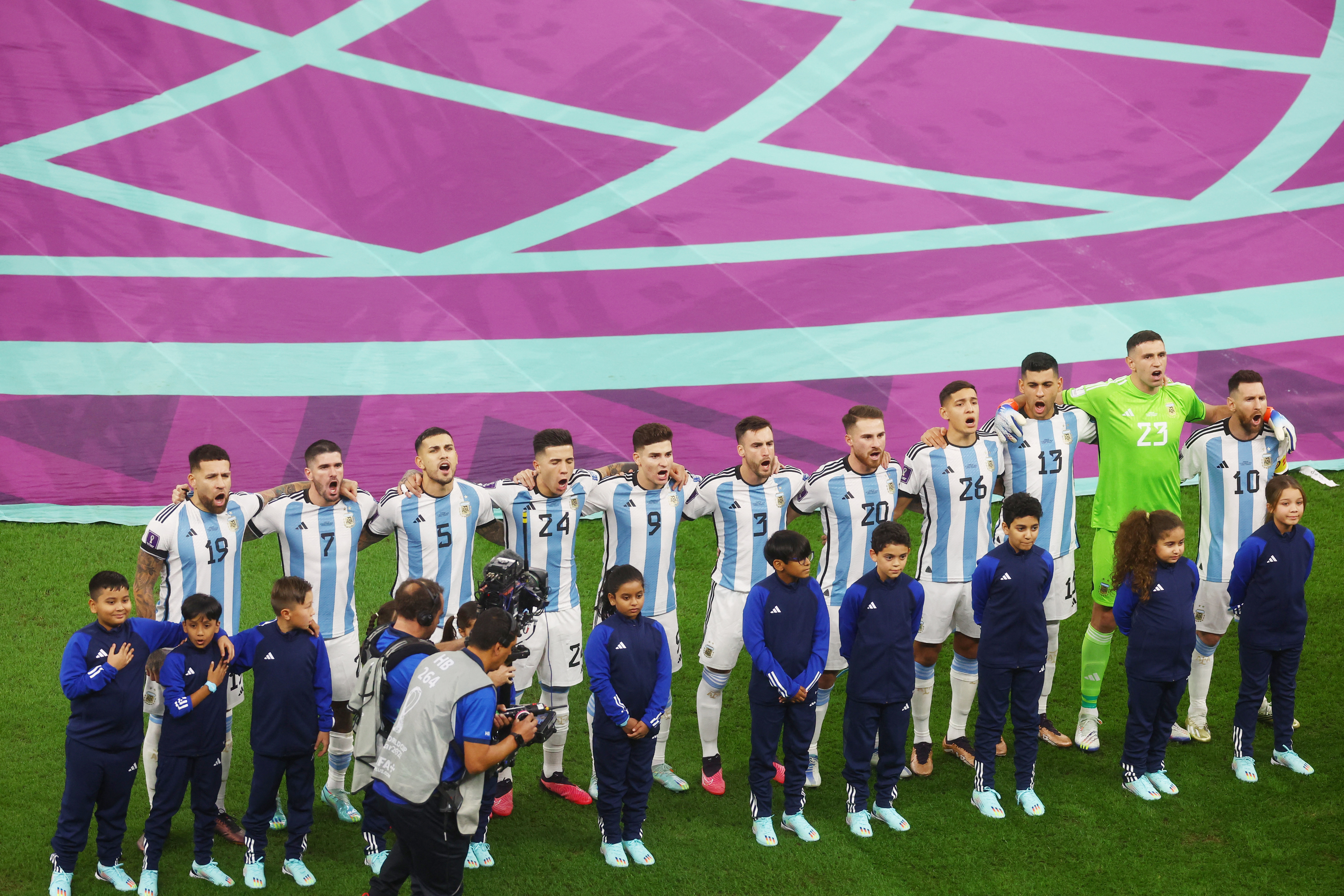 La selecciÃ³n argentina durante el himno ante Croacia (REUTERS/Paul Childs)