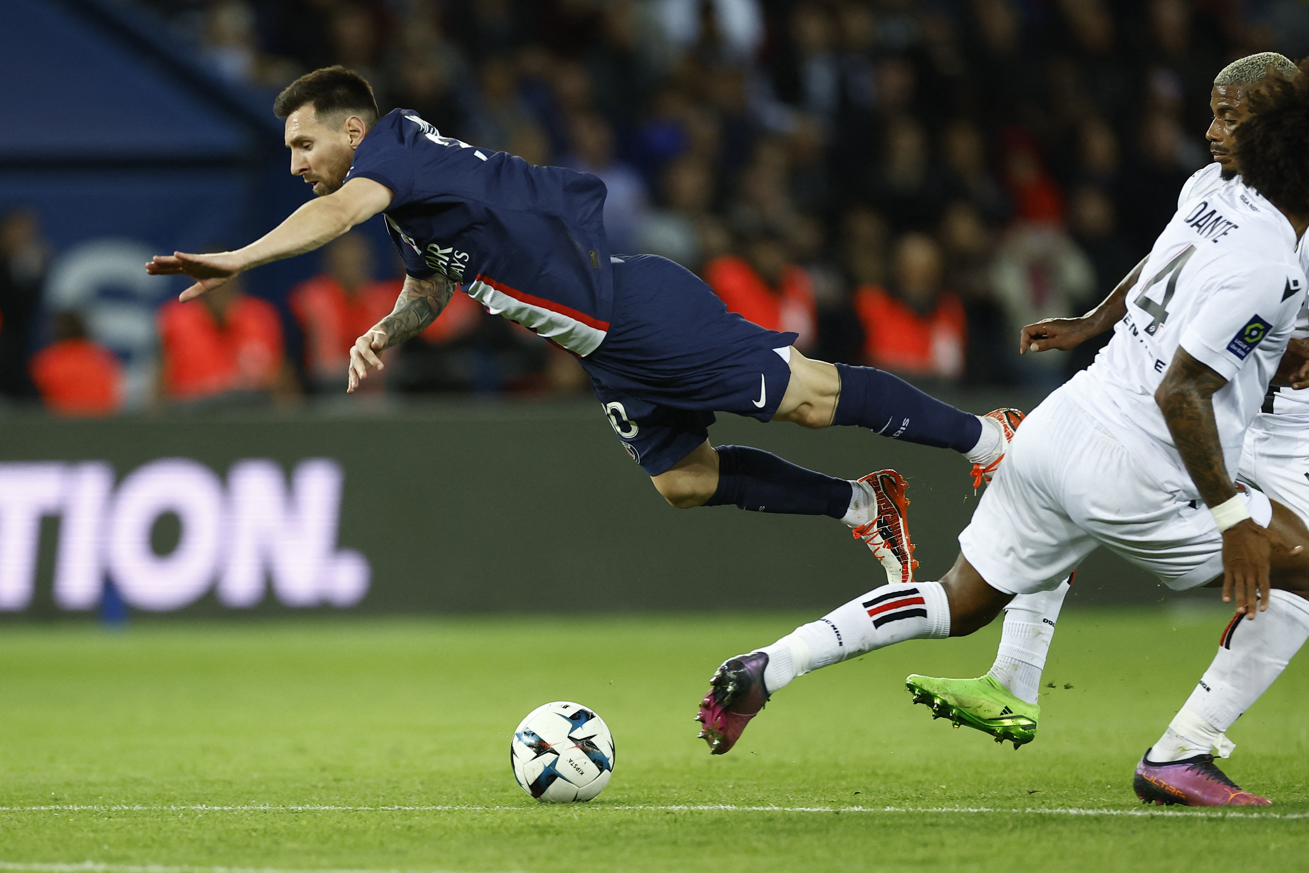 Dante paró a Messi con una violenta patada, pero el argentino se vengó con un golazo en ese tiro libe (Foto: Reuters)