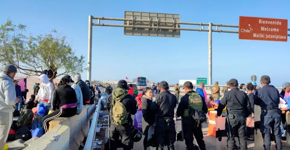 Migrants stranded at the Tacna border.  Source: Successful.