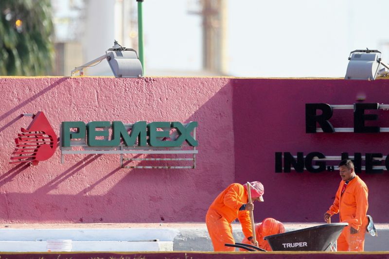 AMLO reconoció el trabajo del personal de Pemex durante su recorrido en la refinería de Salina Cruz (Foto: Reuters)