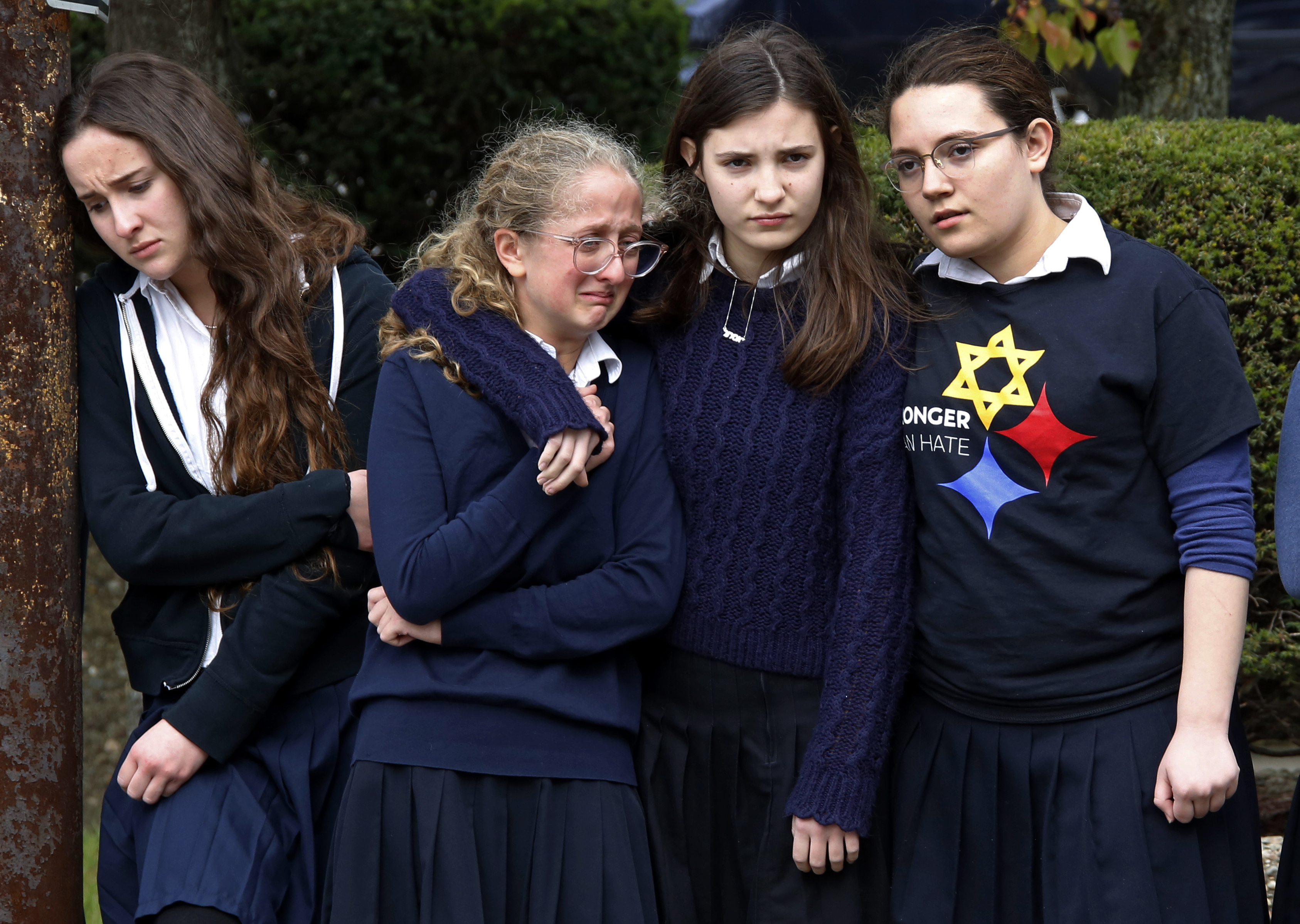 Estudiantes de la Escuela Yeshiva en el vecindario de Squirrel Hill de Pittsburgh presentan sus respetos mientras la procesión funeraria para el Dr. Jerry Rabinowitz pasa por su escuela en camino al Cementerio Homewood el 30 de octubre de 2018. (AP/Gene J. Puskar, Archivo)