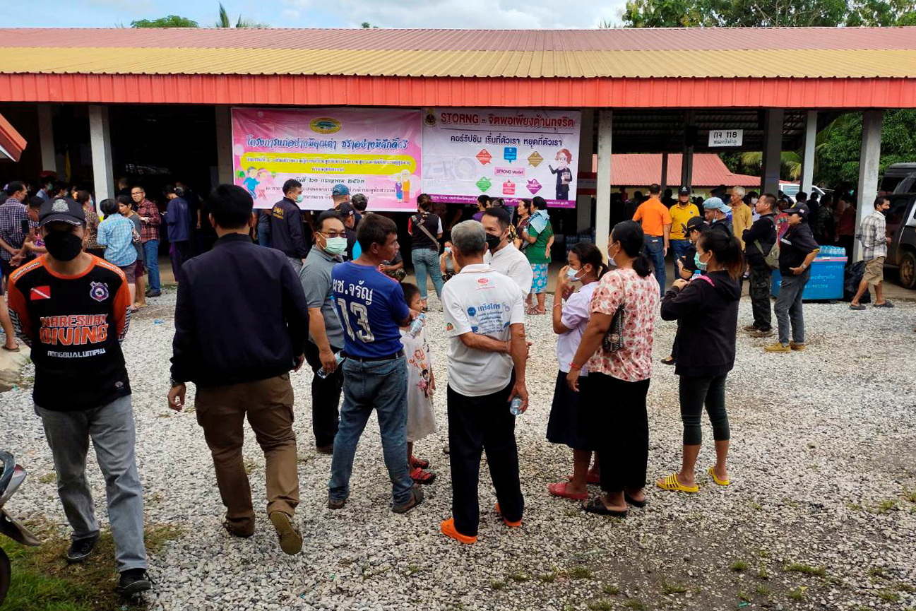 La gente se reúne fuera de la escena de un tiroteo masivo en una guardería en la ciudad de Uthai Sawan, 500 km al noreste de Bangkok en la provincia de Nong Bua Lamphu, Tailandia