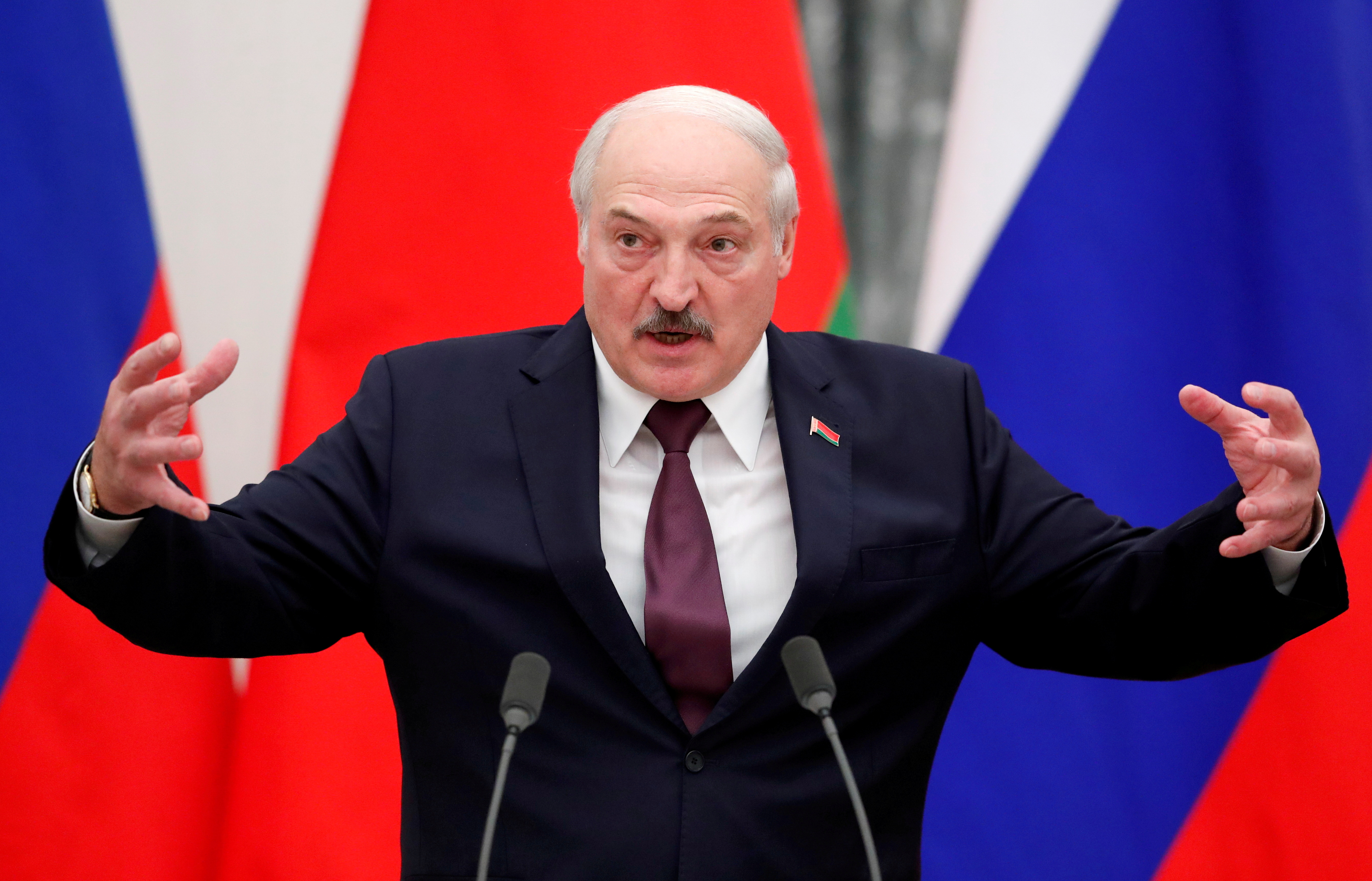 Alexander Lukashenko lleva 27 años al mando de Bielorrusia bajo un liderezgo autoritaro que persigue cualquier disidencia en una república con su economía totalmente controlada por el estado, como en los tiempos soviéticos.