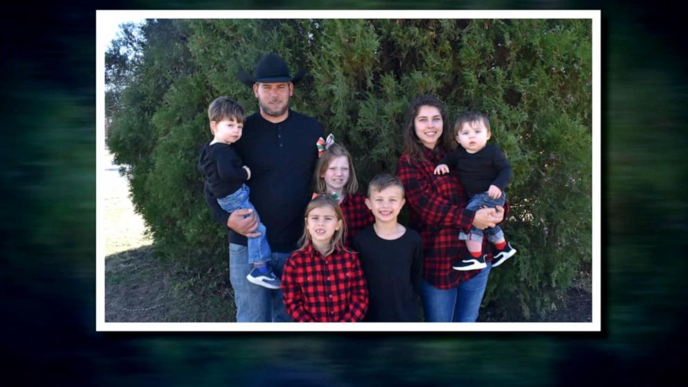 La familia está constituida por los esposos Nathan y Kayla Dahl y cinco hijos incluido Brandon Dahl, de 2 años.