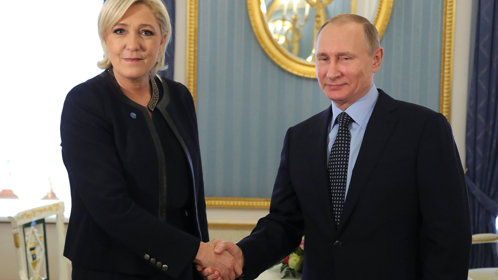 La más comprometida, pero tambien la que ha sabido virar su campaña para evitar el lastre de su atracción por Putin, es Marine Le Pen