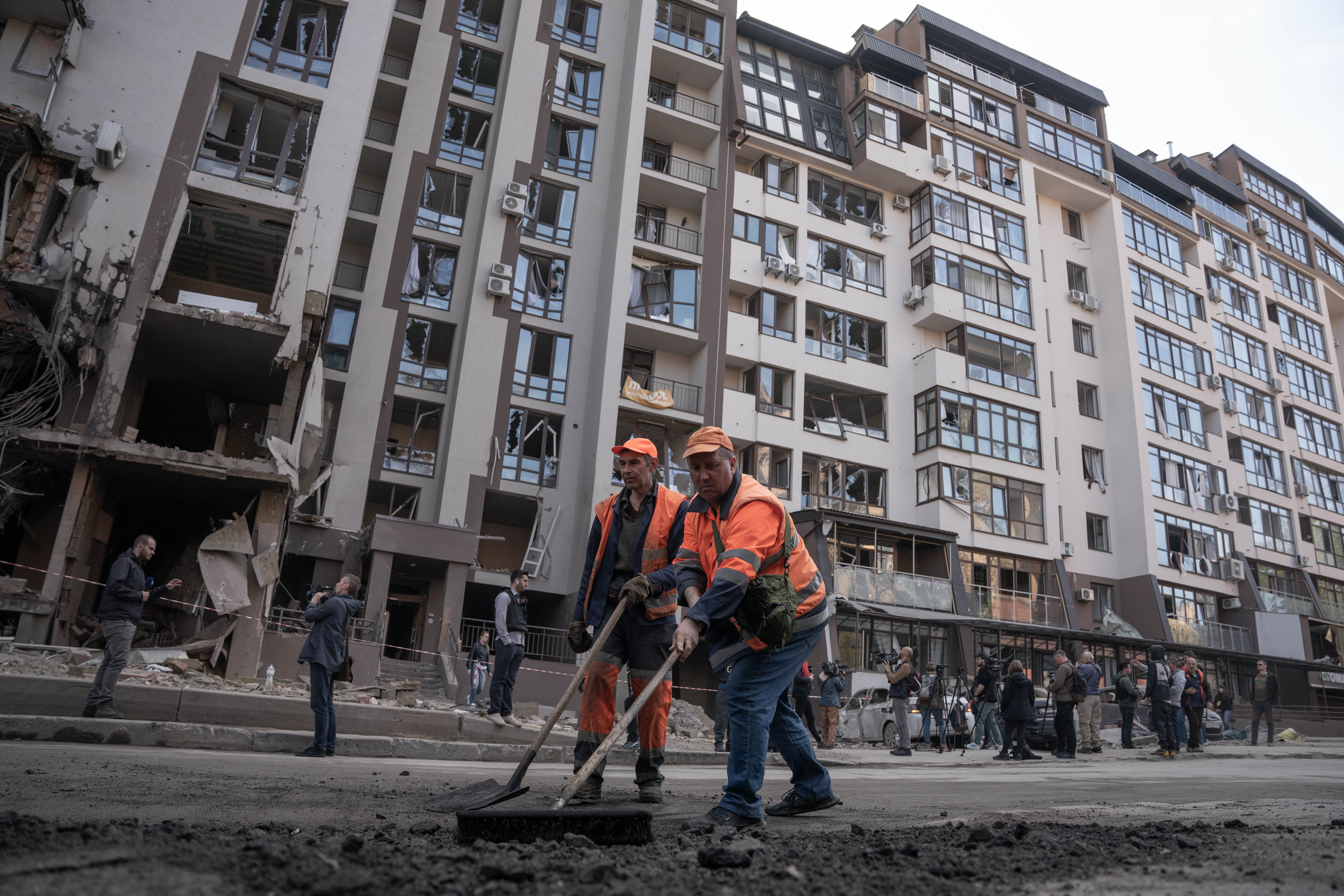 La brigada de limpieza trabaja a contrarreloj para permitir la circulación de vehículos en la zona.