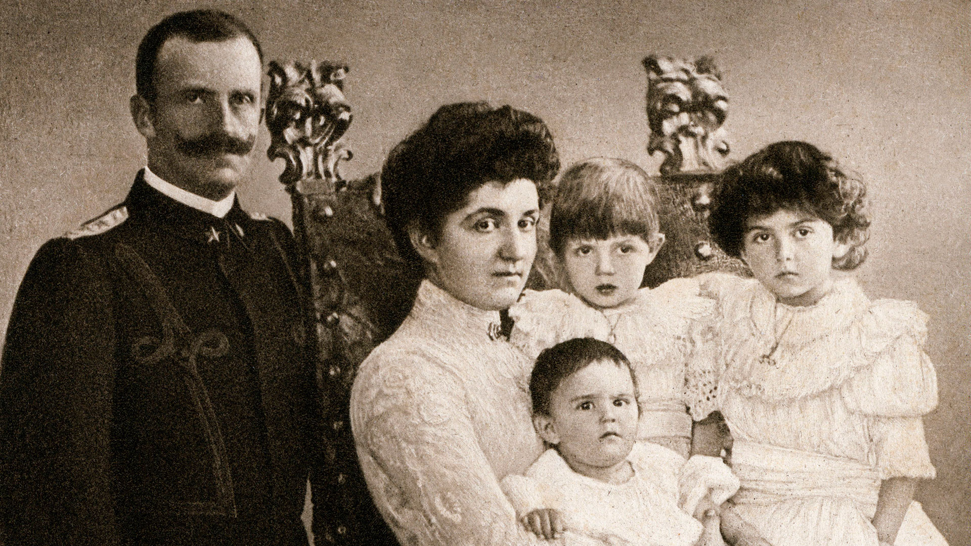 Victor Emanuel III bersama keluarganya, Ratu Helena, Putri Yolanda, Putri Mafalda dan Putra Mahkota Umberto pada tahun 1905. Grosby