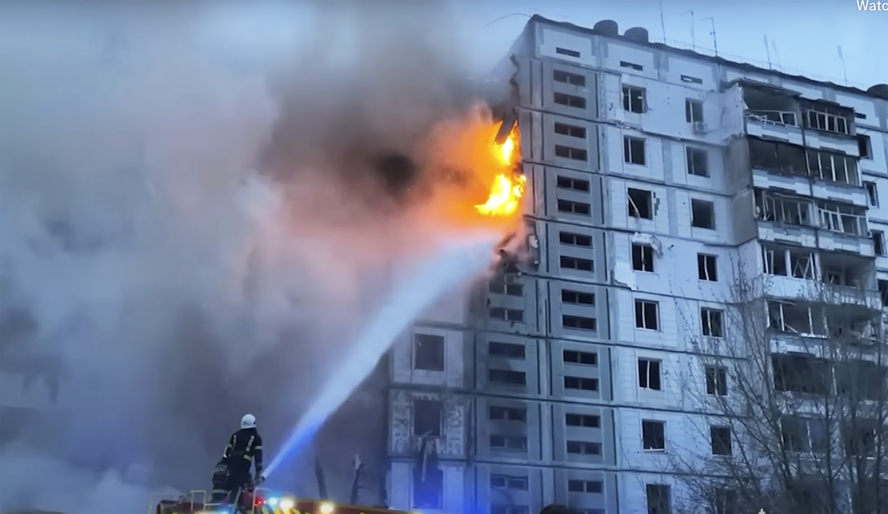 En esta imagen tomada de un vídeo proporcionado por la Policía Nacional de Ucrania, los bomberos trabajan en un edificio de apartamentos destruido por un ataque ruso en la ciudad de Uman, a unos 215 kilómetros al sur de Kiev, Ucrania, el viernes 28 de abril de 2023. (Policía Nacional de Ucrania vía AP)