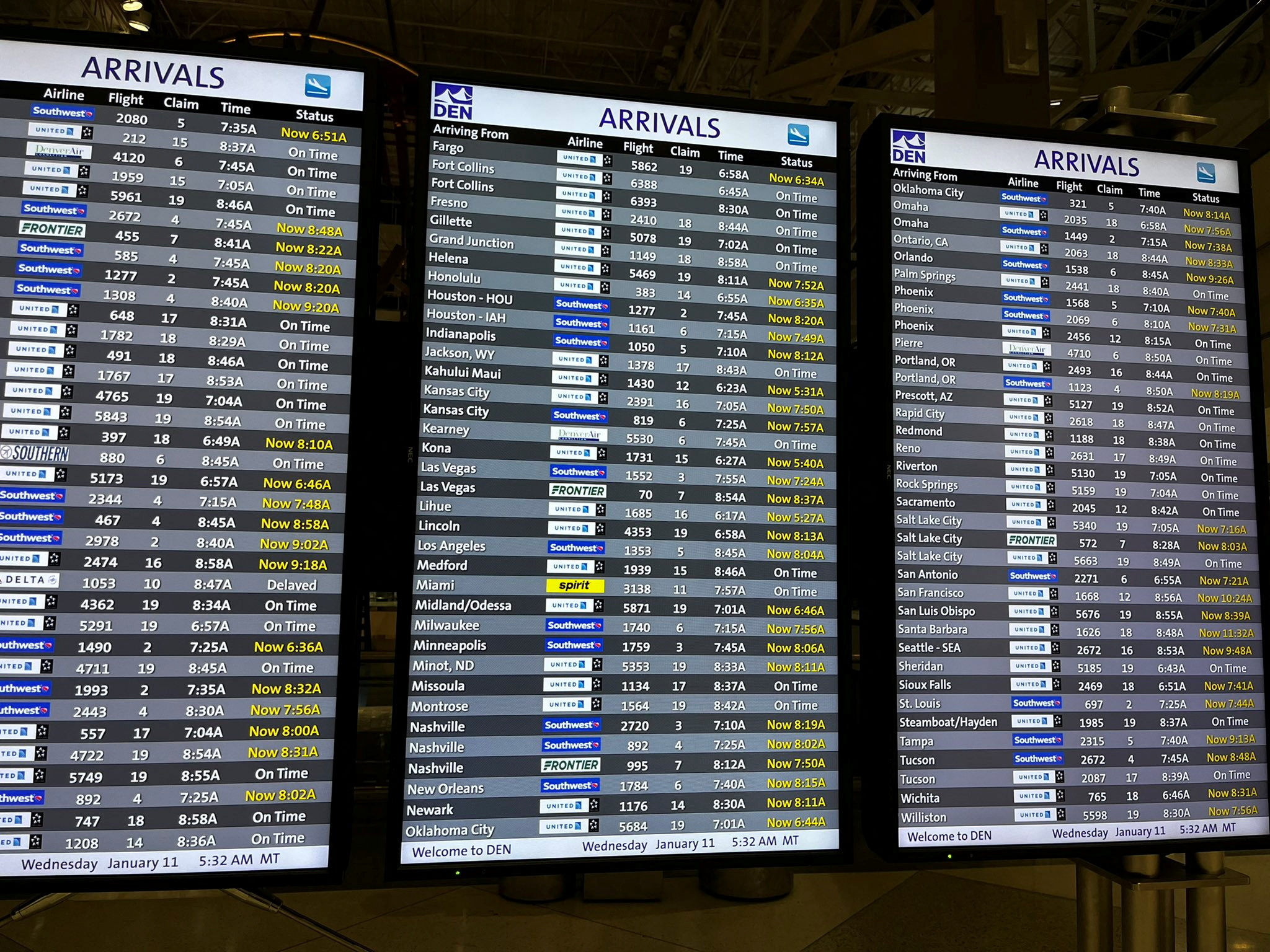 Un tablero de llegadas muestra el estado de los vuelos en el Aeropuerto Internacional de Denver, ya que los vuelos se quedaron en tierra después de la interrupción del sistema de la FAA, en Denver, Colorado, 
 (Chris Wicklund/via REUTERS)