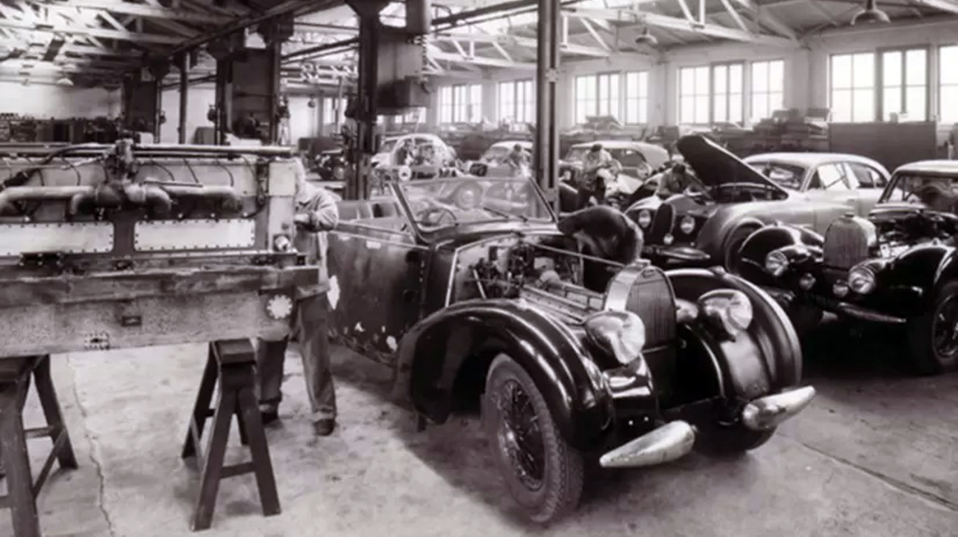 En 1945, tras la Segunda Guerra Mundial, la fábrica de Molsheim volvió a manos de Ettore Bugatti, pero ya no hubo nuevos desarrollos por falta de fondos