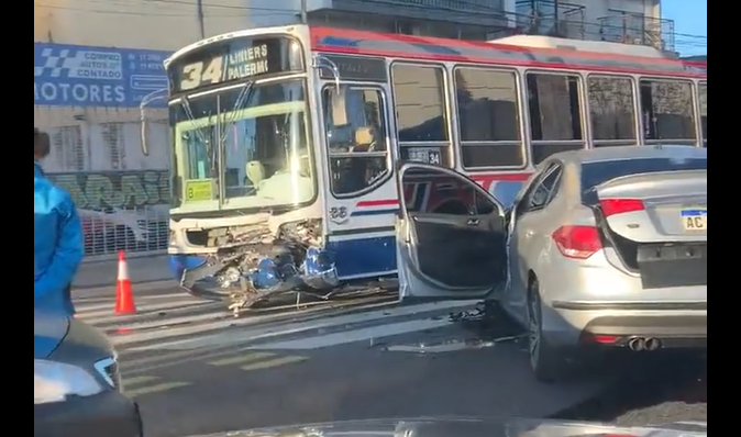 Floresta: por un violento choque entre un colectivo y un auto está cortado el metrobus