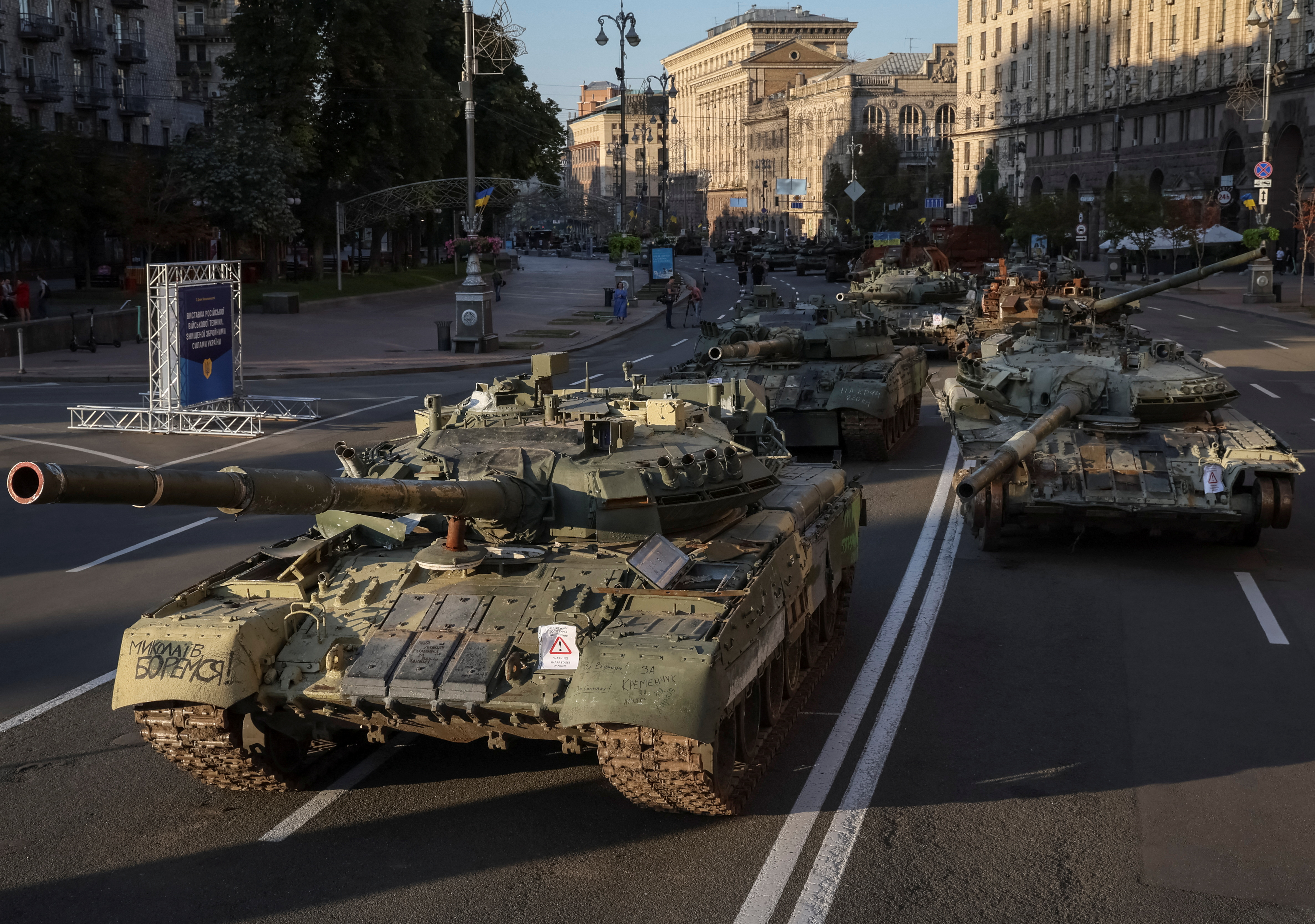 Los vehículos militares rusos destruidos se encuentran en la calle principal Khreshchatyk, en el centro de Kiev, como parte de la celebración del Día de la Independencia de Ucrania, en medio de la invasión de Rusia / Agosto 24, 2022. REUTERS/Gleb Garanich