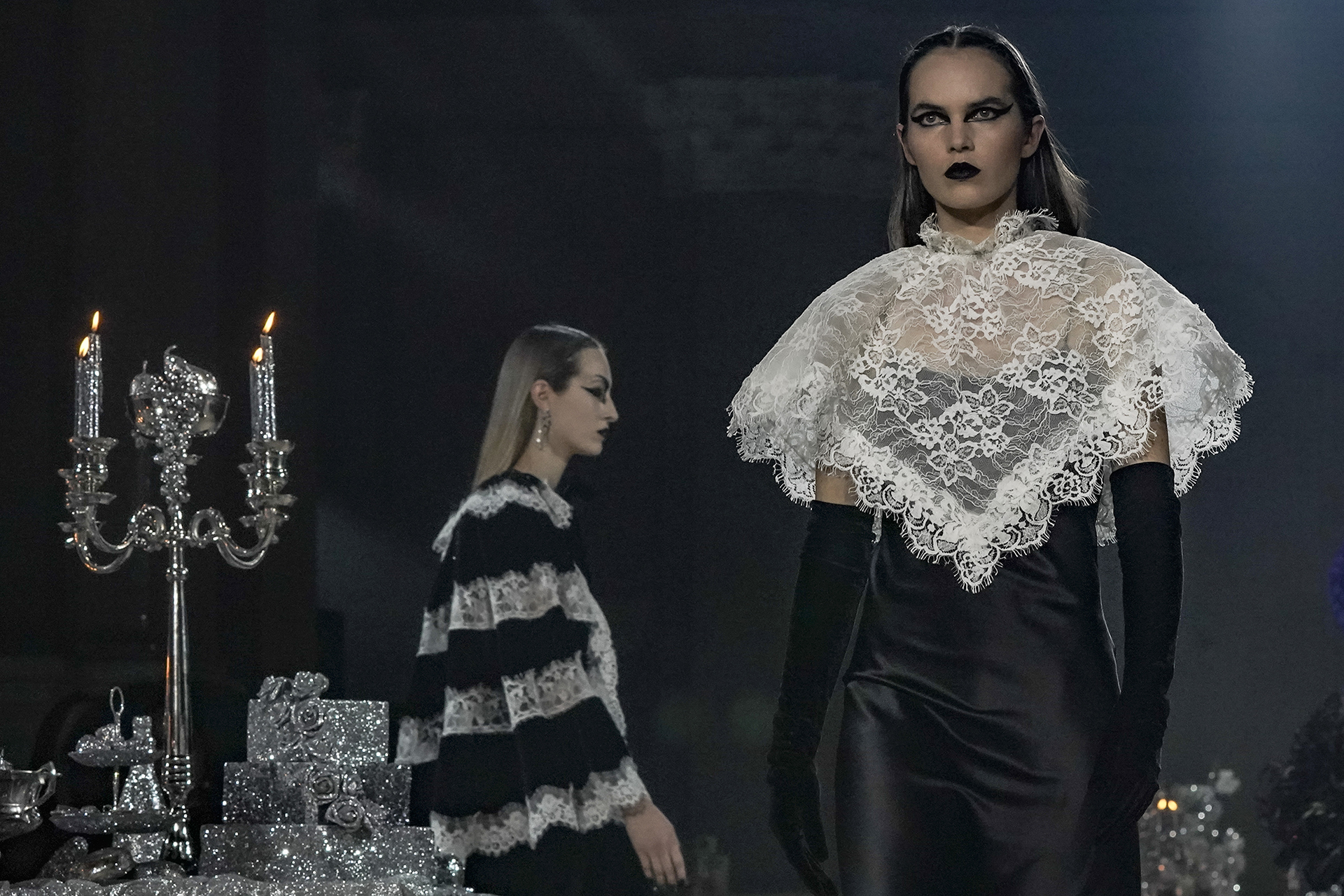 La moda de la colección de otoño 2023 de Rodarte se modela durante la Semana de la Moda en Nueva York.
