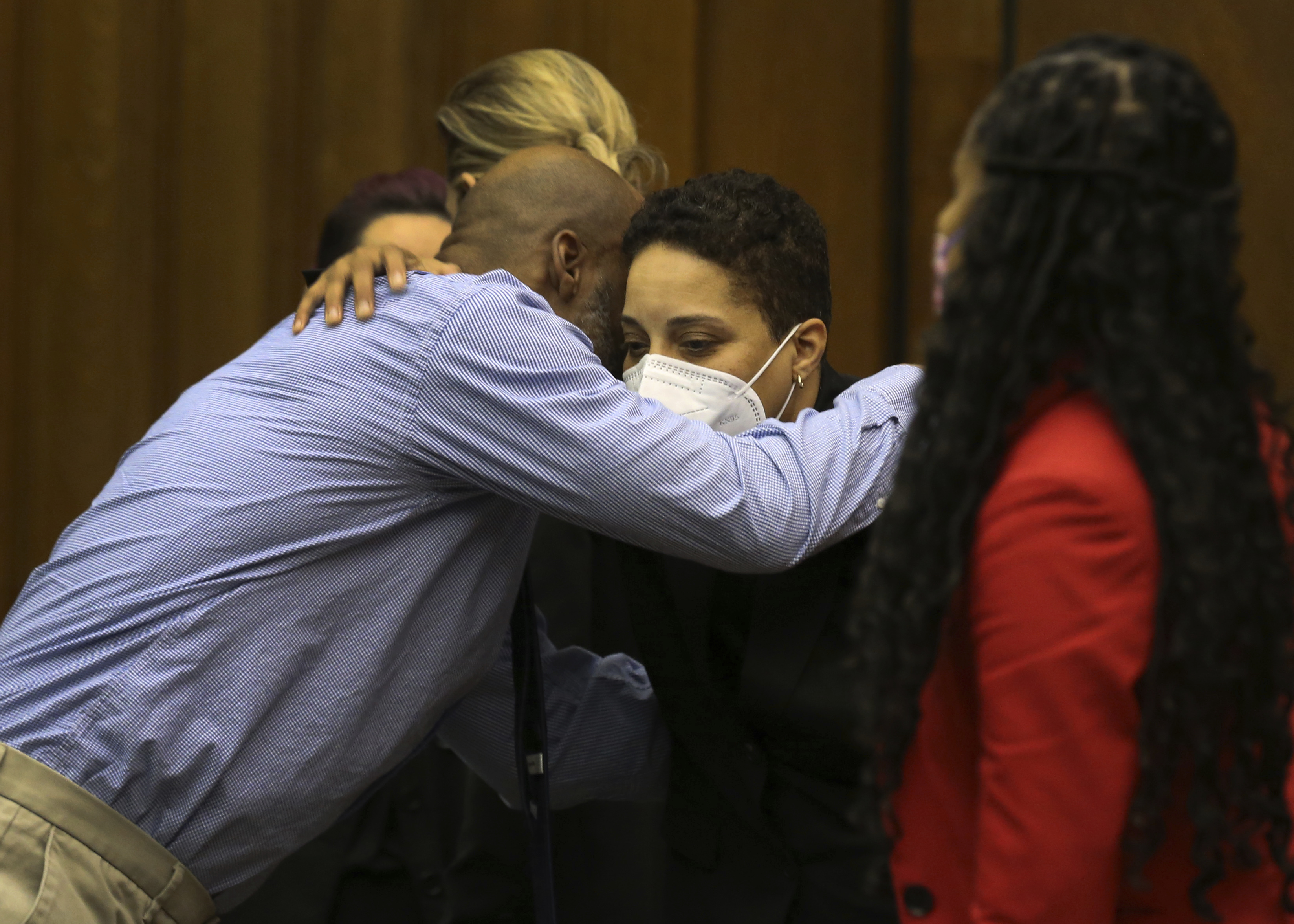 Lamar Johnson abraza a la fiscal de St. Louis, Kim Garner, el martes 14 de febrero de 2023, luego de que el juez de circuito de St. Louis, David Mason, anulara su condena por asesinato durante una audiencia en St. Louis, Mo (Christian Gooden/St. Louis Post-Dispatch vía AP, Pool)