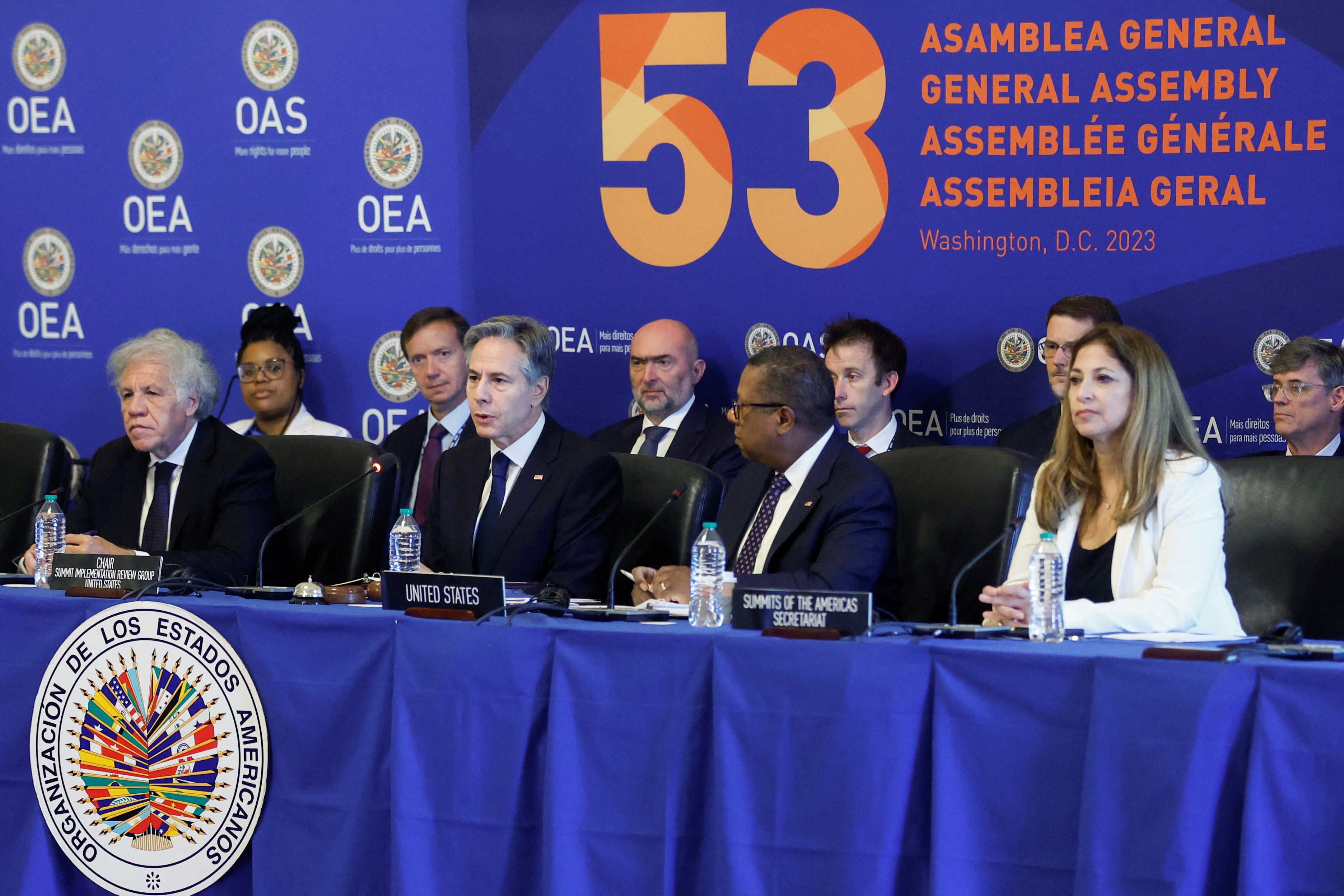 El Secretario de Estado de los EE. UU., Antony Blinken, con el Secretario General de la Organización de los Estados Americanos, Luis Almagro, y el Secretario de Estado Adjunto para Asuntos del Hemisferio Occidental, Brian Nichols en la sede de la OEA en Washington, EE. UU. Junio 23, 2023. REUTERS/Jonathan Ernst
