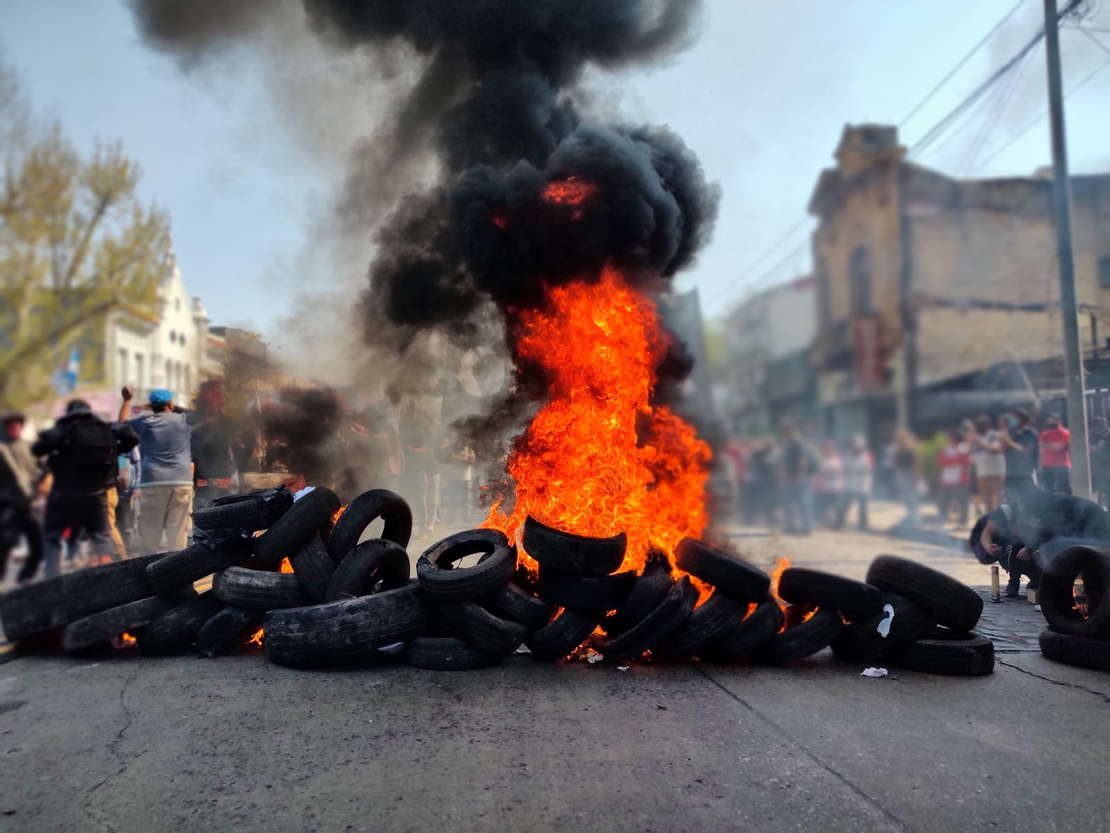 Para presionar al gobierno por la quita de beneficios, ayer, los piqueteros, quemaron neumáticos en el Puente Pueyrredón y marcharon al ministerio de Desarrollo Social