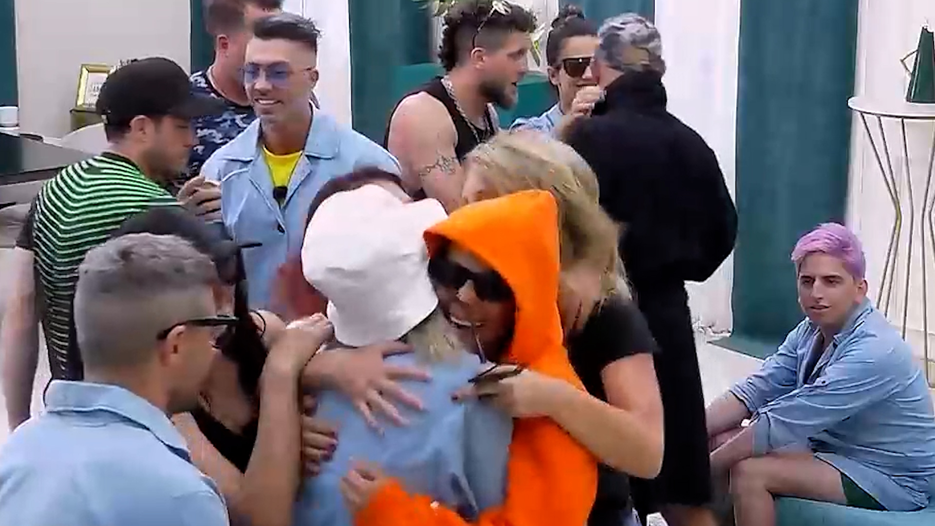 El abrazo de Charlotte Caniggia y sus compañeros luego de anunciar que se iba de El Hotel de los Famosos 2