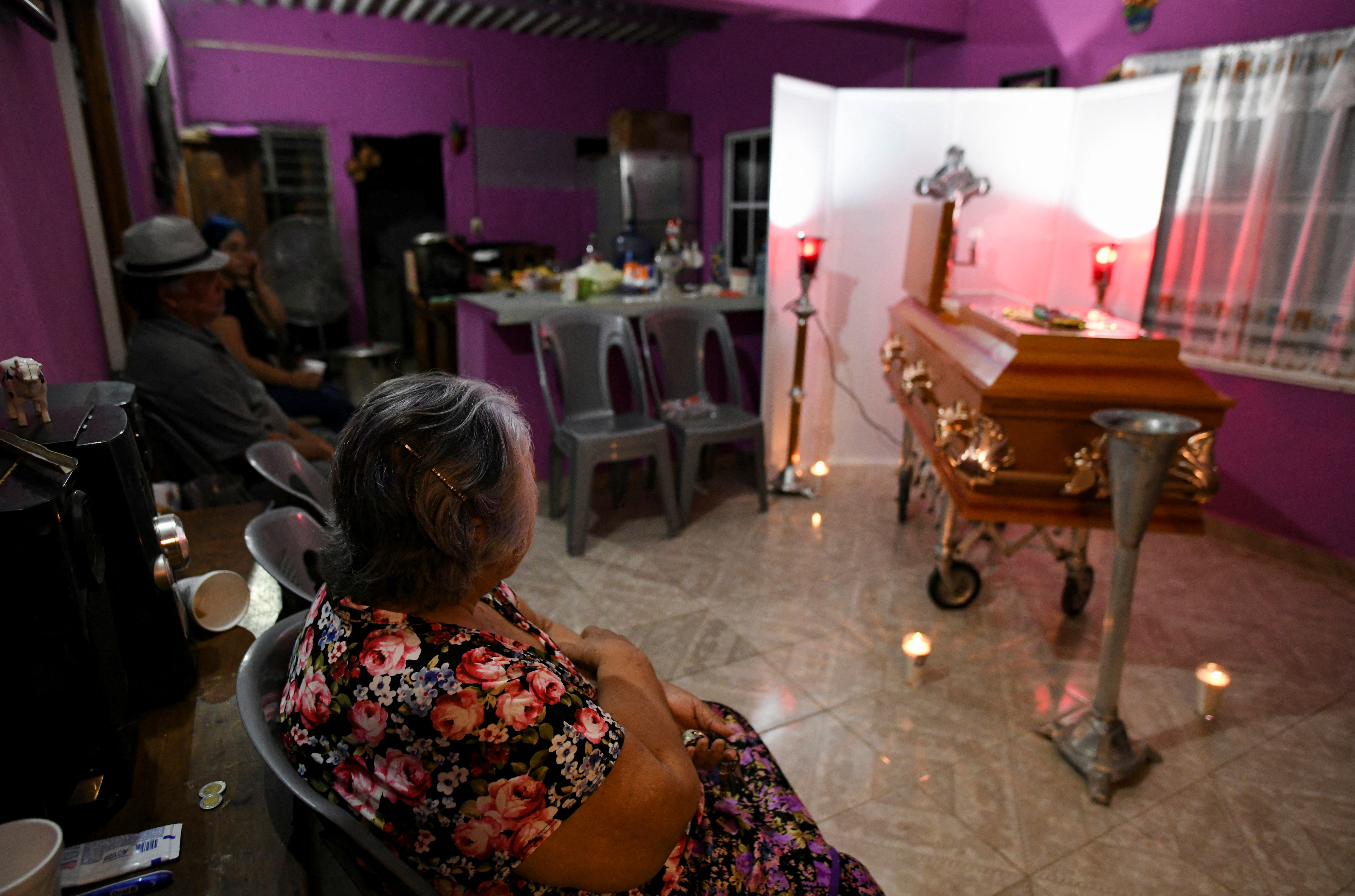 Los familiares se paran cerca del ataúd de Yessenia (Foto: Reuters)