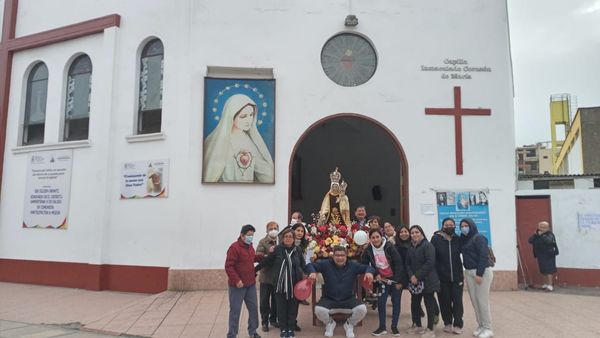 Un grupo de feligreses frente a la parroquia Cristo Liberador del Callao, en Perú, donde supuestamente bautizaron a la espía rusa "María Adela".