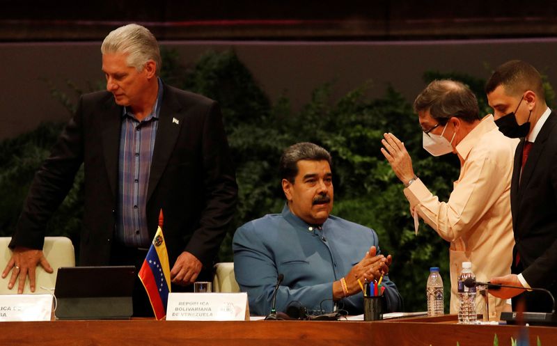 Foto de los dictadores de Cuba, Miguel Diaz-Canel, y de Venezuela, Nicolas Maduro, junto al canciller cubano Bruno Rodriguez en la reunión del ALBA en La Habana en mayo (REUTERS/Alexandre Meneghini)