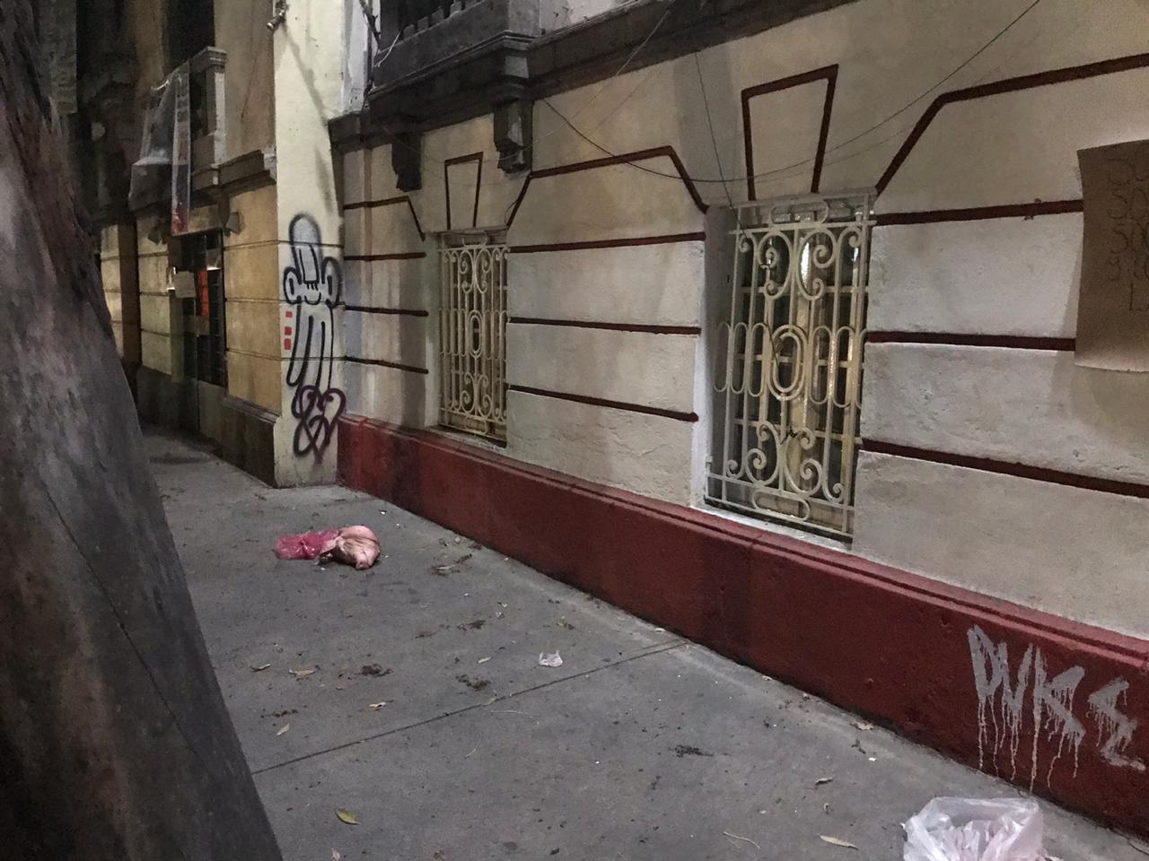 Dejaron una cabeza de cerdo afuera de las instalaciones de Morena (Foto: Twitter)