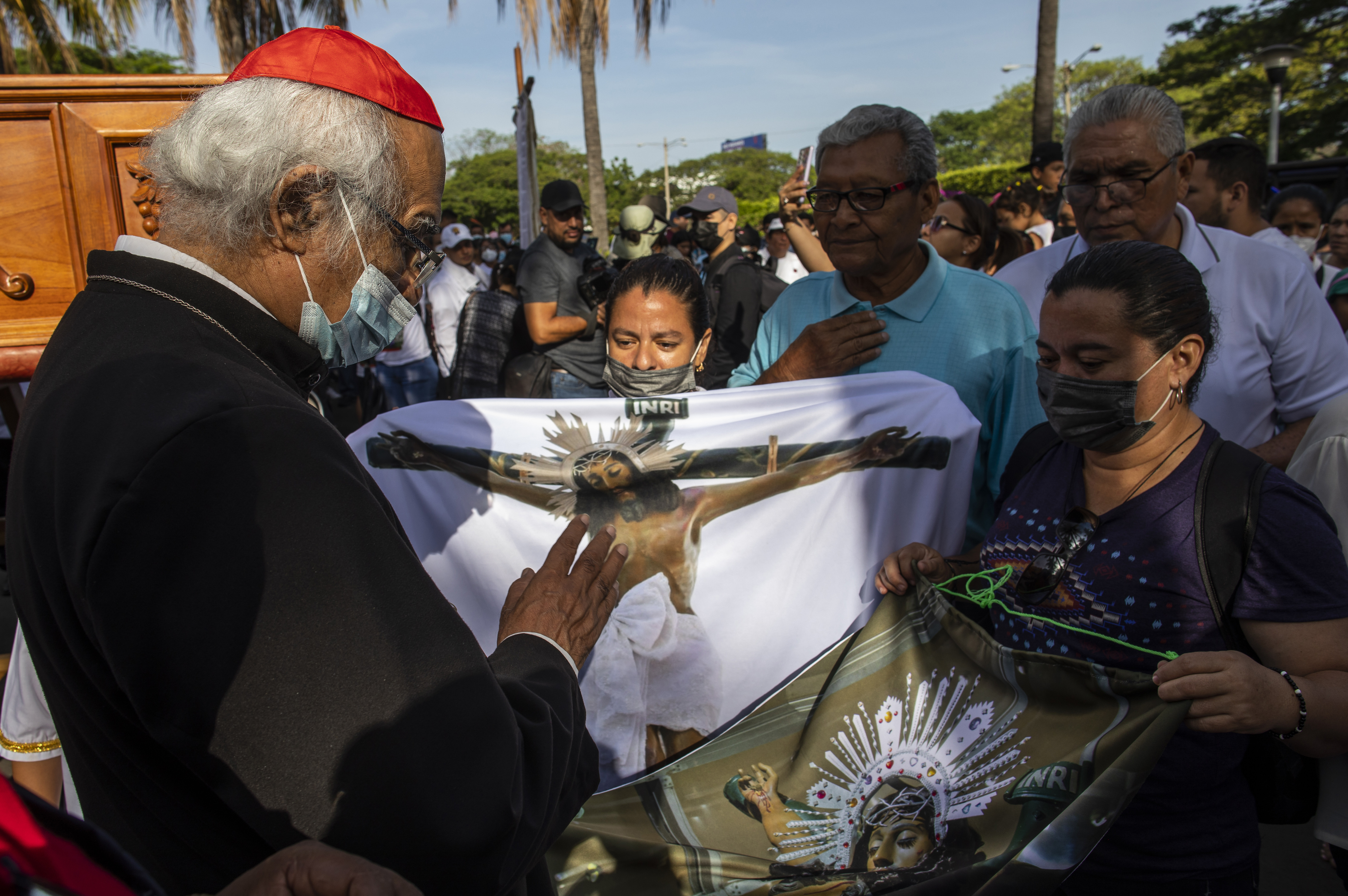 Foto de archivo: El cardenal Leopoldo Brenes bendice imágenes religiosas en la celebración del Viernes Santo en la Catedral Metropolitana de Managua, Nicaragua, el viernes 7 de abril de 2023 (AP Foto/Inti Ocon)
