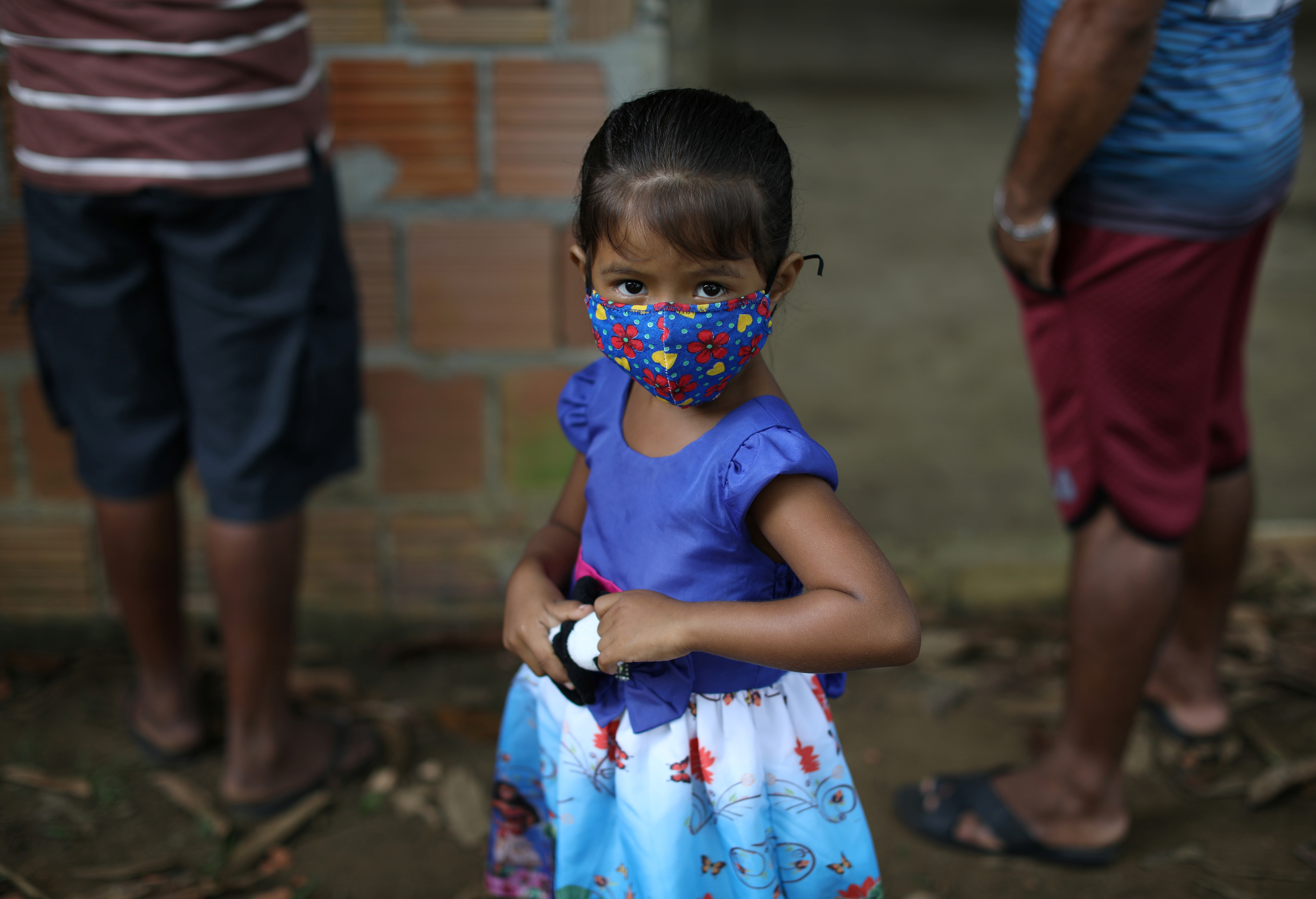 Sin tratamiento ni vacuna contra la COVID-19, medidas como el uso de máscaras, la distancia social y el lavado frecuente de manos son centrales para frenar la propagación (Reuters/ Bruno Kelly)