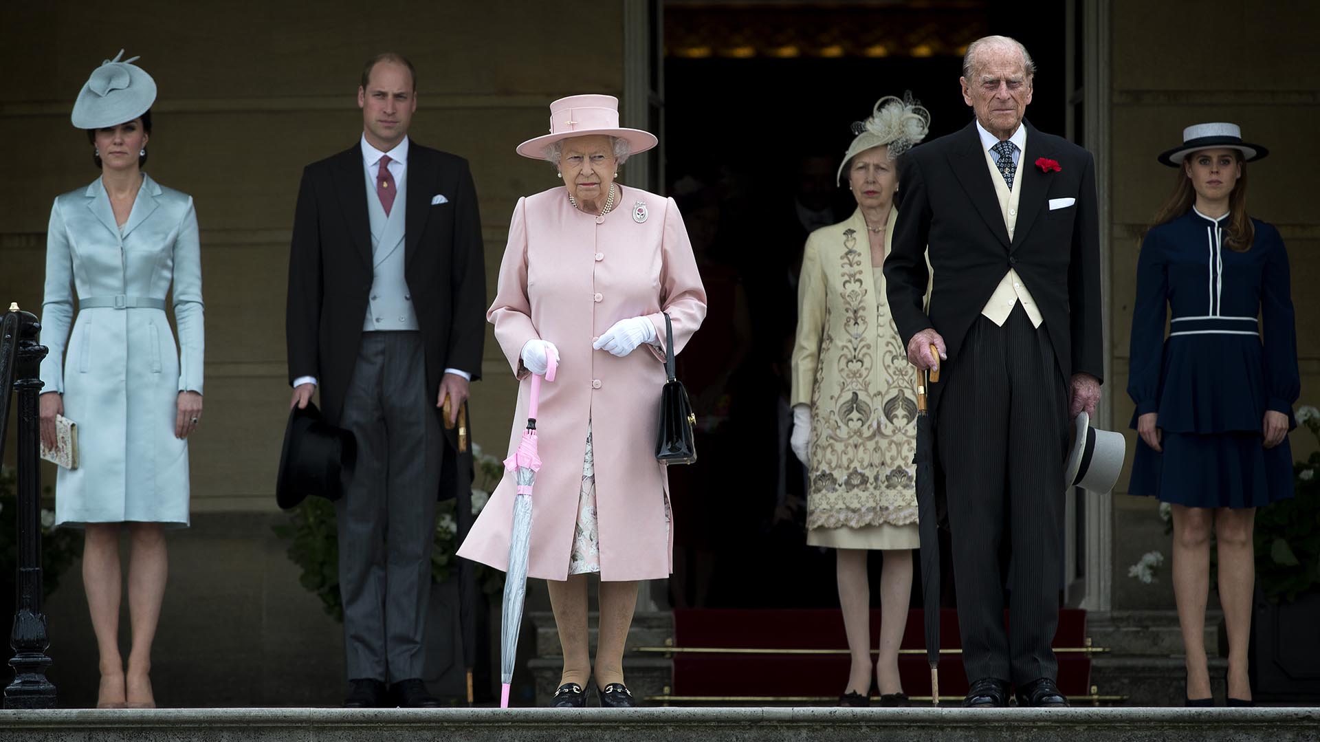Los duques de Cambridge con Isabel II y el príncipe Felipe