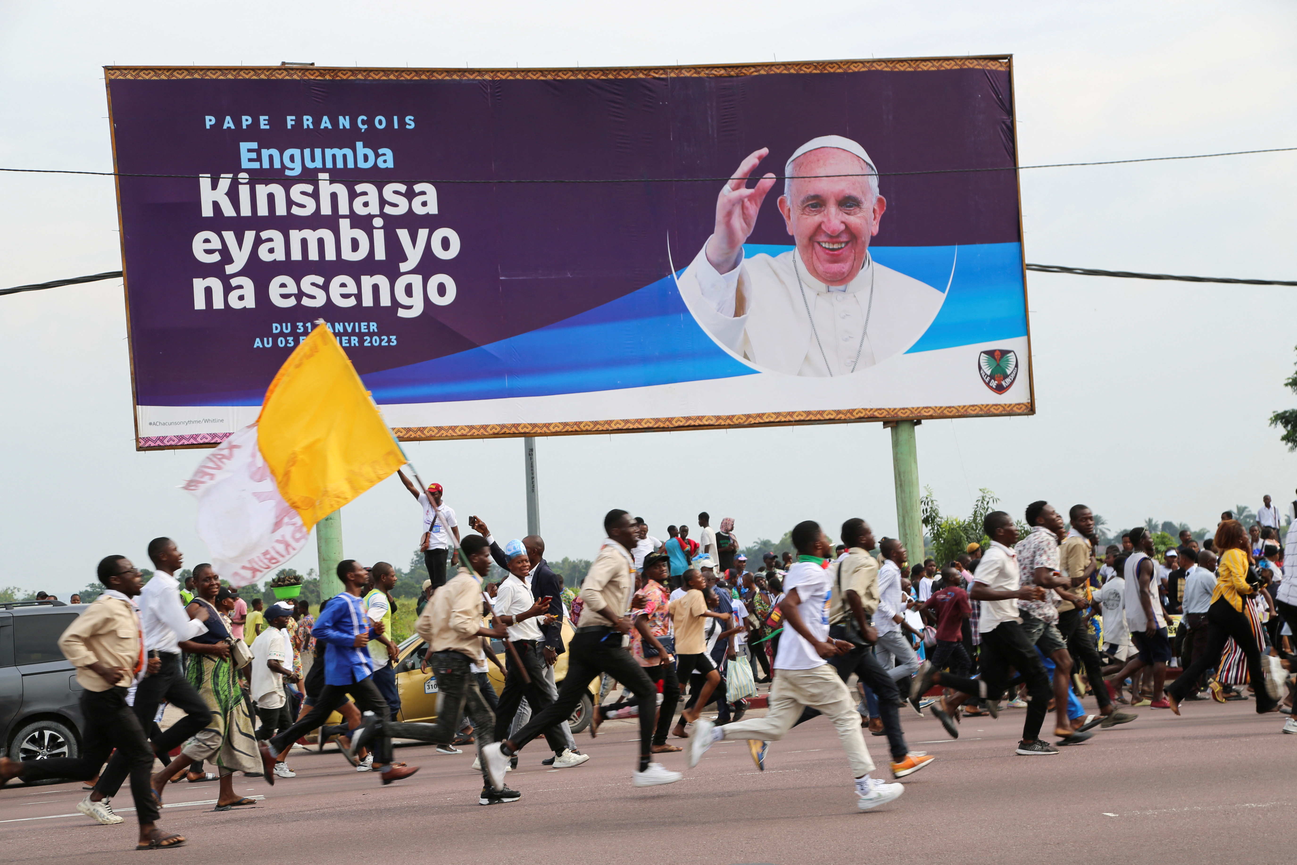 Una multitud animando corre tras el convoy del papa Francisco, a su llegada para su viaje apostólico, en Kinshasa, República Democrática del Congo, 31 de enero de 2023. REUTERS/Justin Makangara