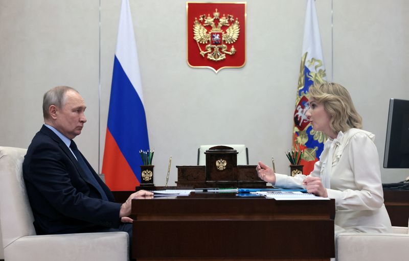 El presidente ruso, Vladímir Putin, se reúne con la comisionada presidencial rusa para los derechos de los niños, María Lvova-Belova  (Sputnik/Mikhail Metzel/REUTERS)