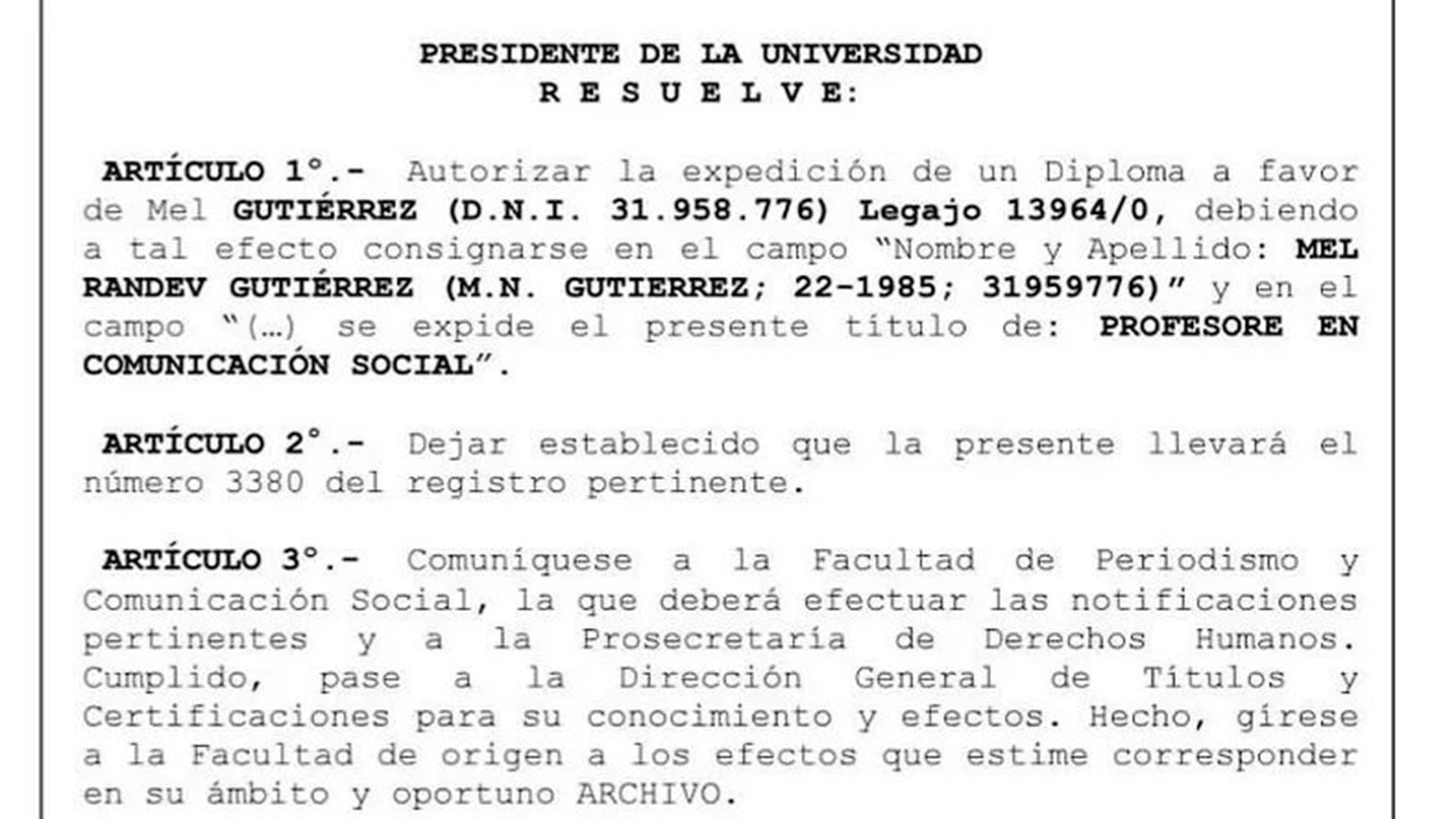 La resolución de las autoridades de la UNLP mediante la cual anuncian la entrega del primer título no binarie a une estudiante que se recibió como "Profesore de Comunicación Social". 