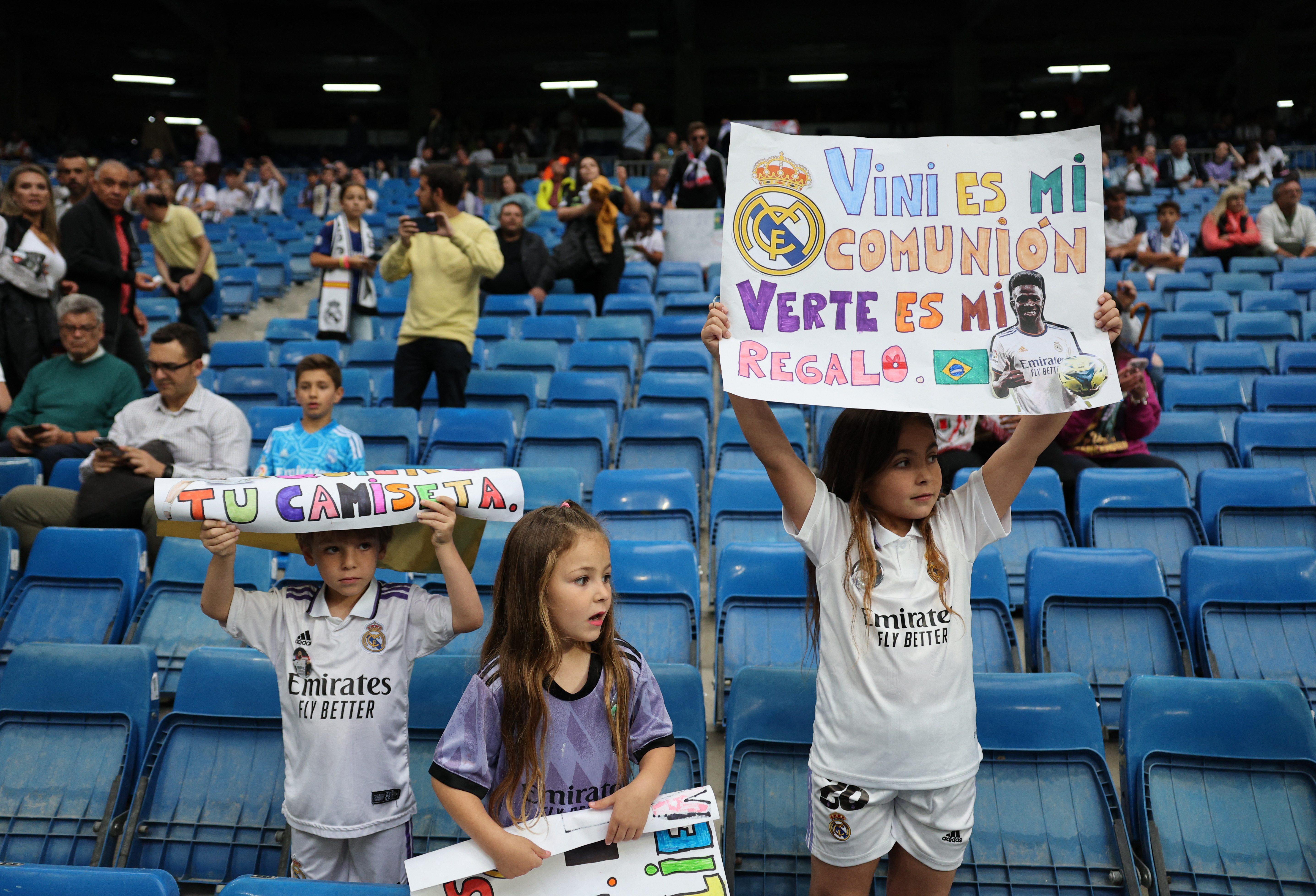 Los mensajes en apoyo a Vinicius Jr. (REUTERS/Violeta Santos Moura)
