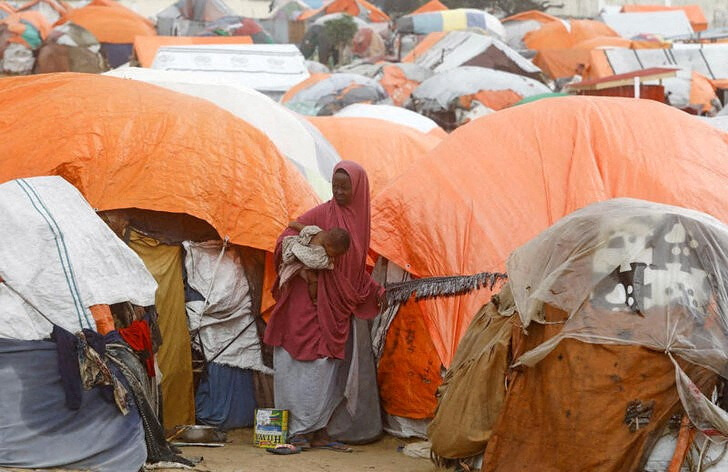 Una mujer somalí afectada por el empeoramiento de la sequía debido a la falta de lluvias estacionales frente a su refugio improvisado en el campamento de desplazados internos de Alla Futo, en las afueras de Mogadiscio, Somalia, 23 de septiembre de 2022. REUTERS/Feisal Omar/Archivo
