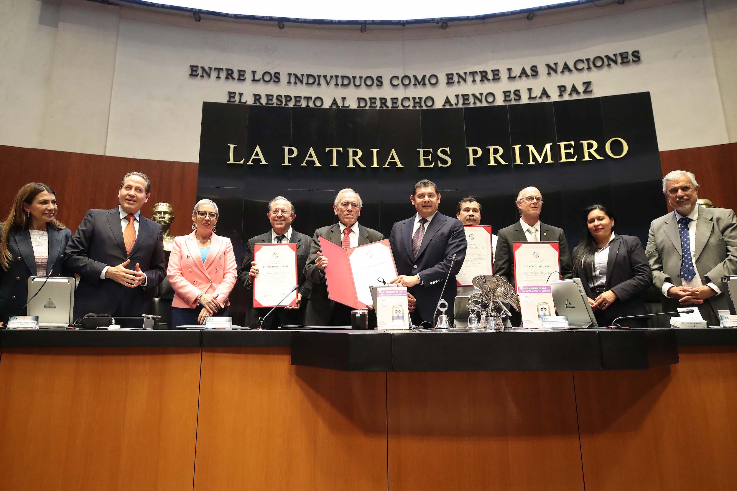 Juan Manuel Espinosa Aranda recibió un reconocimiento de parte del Senado de la República. (Foto Senado de la República).