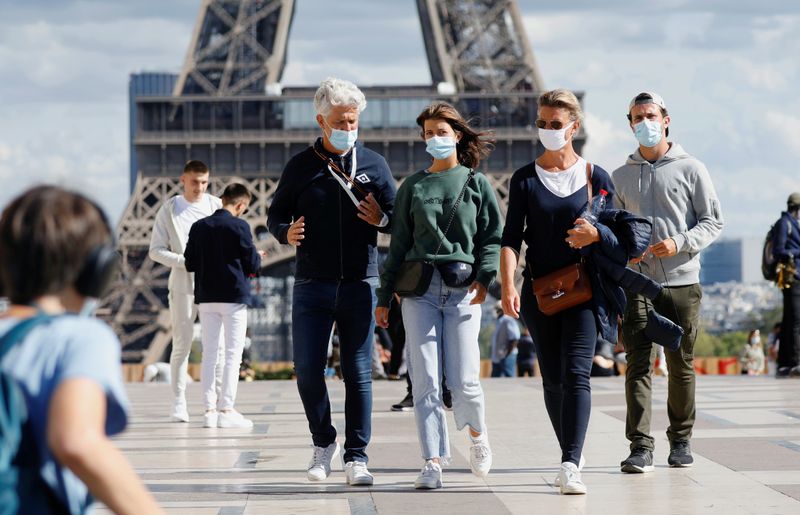 Personas con mascarillas en la plaza del Trocadero, cerca de la Torre Eiffel, en París, Francia, el 28 de agosto de 2020 REUTERS/Charles Platiau