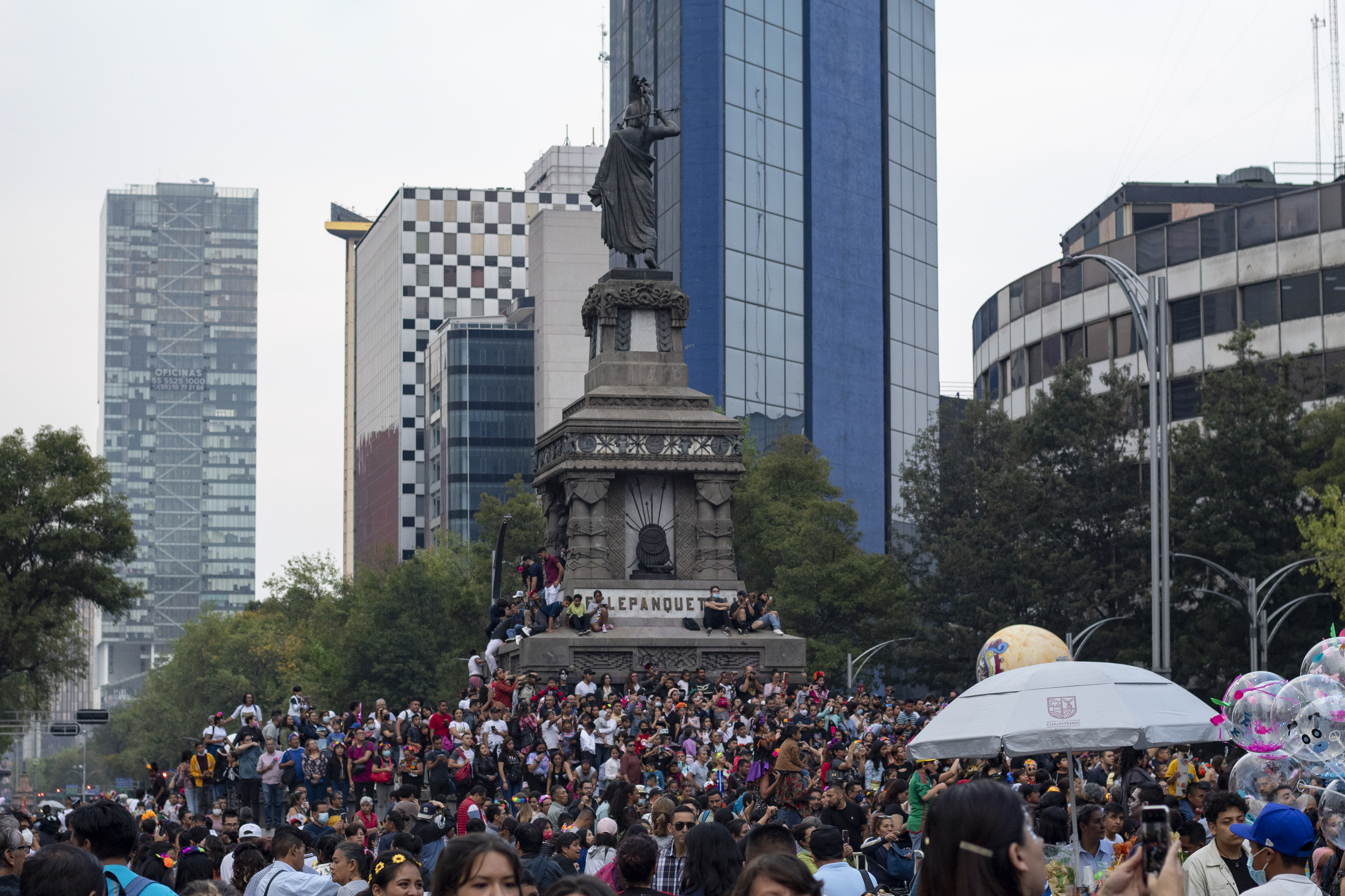 People looked for a way to have the best possible place to enjoy the event.  (Photo: Baruc Mayen/Infobae Mexico)