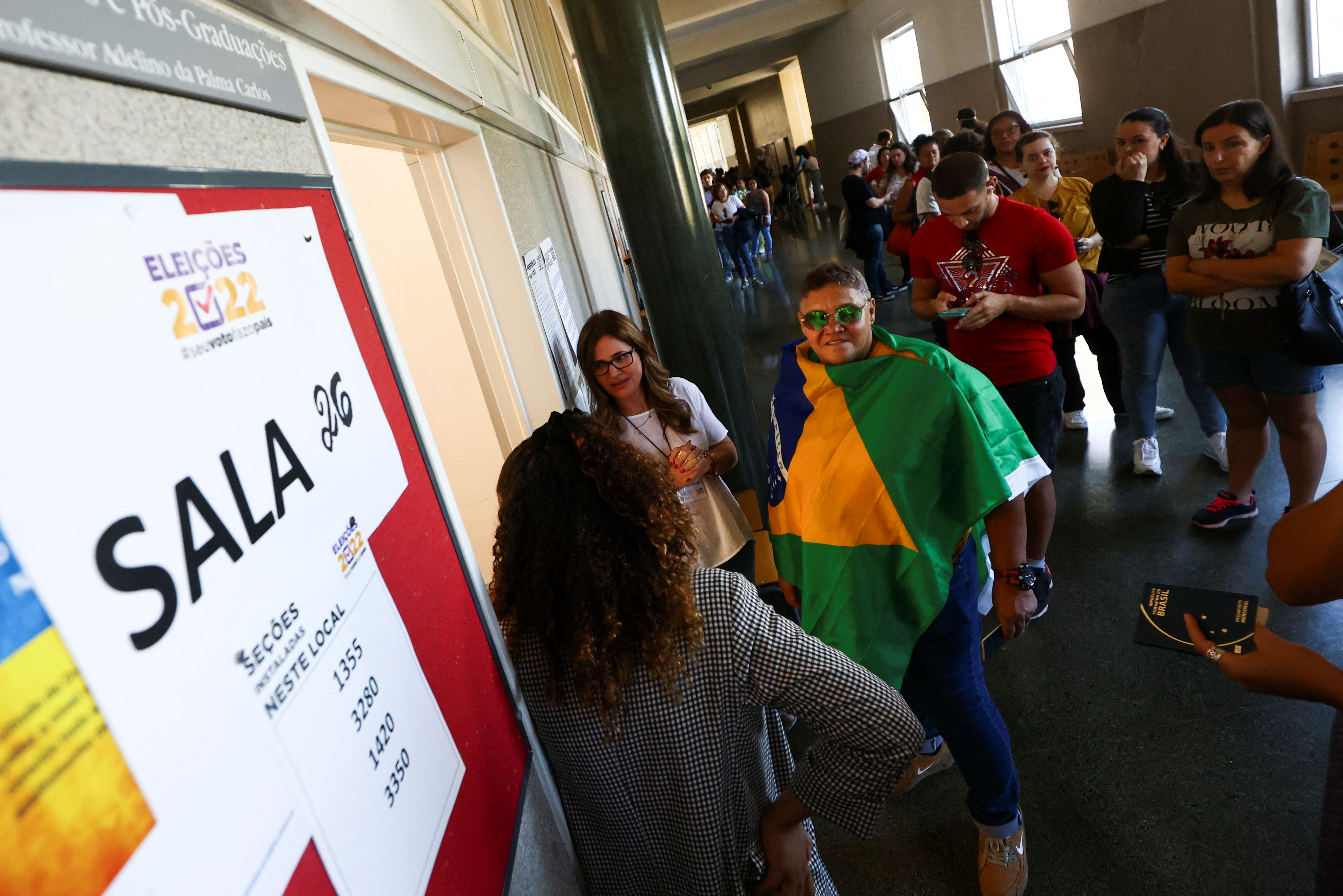 Los ciudadanos de Brasil hacen fila para emitir su voto en las elecciones de Brasil, en Lisboa, Portugal, el 2 de octubre de 2022 (REUTERS/Pedro Nunes)