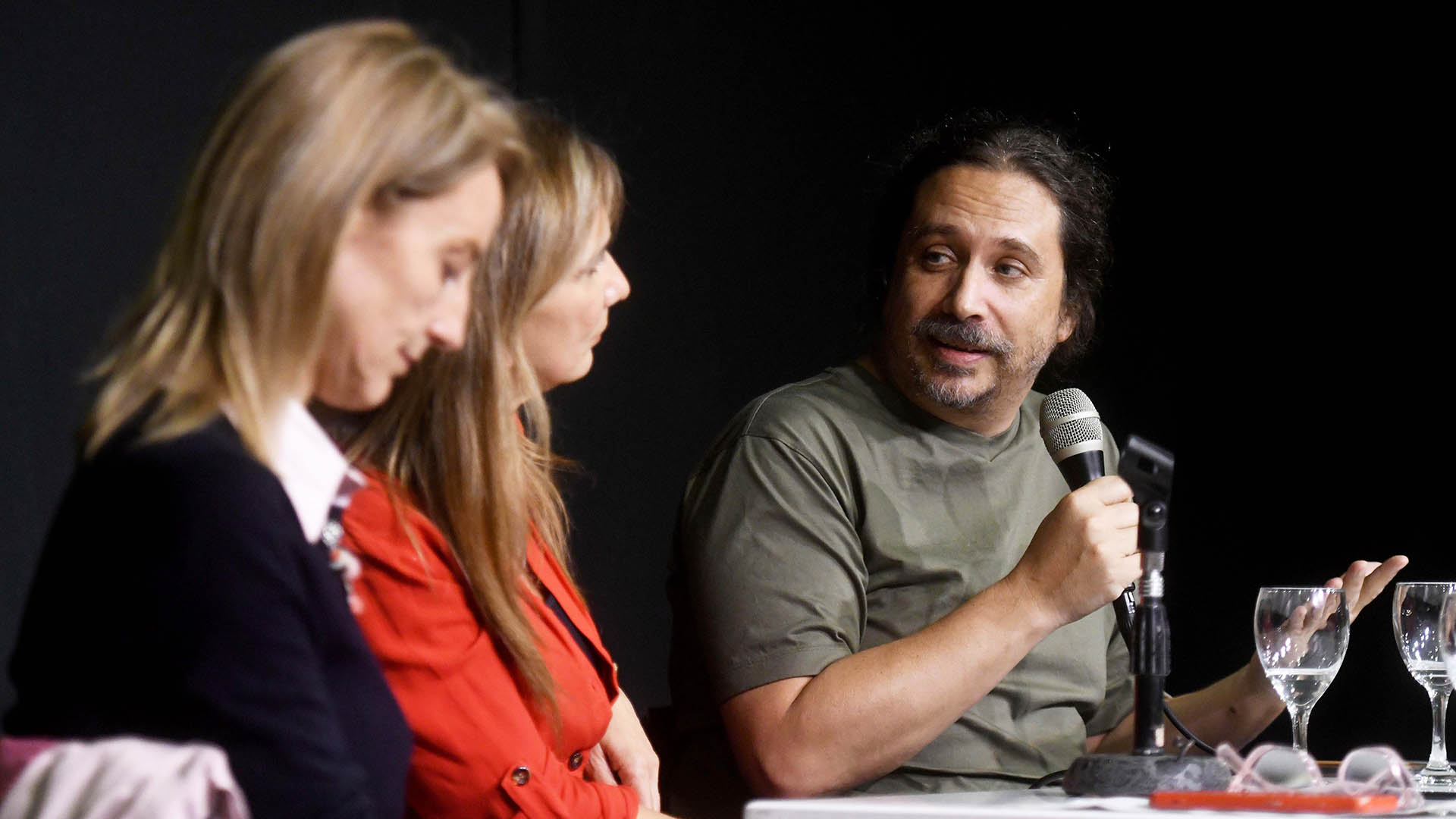 Javier Blanco señaló que “lo humano siempre fue tecnológico, hubo tecnología antes que humanidad”, ya que “la humanidad siempre estuvo mediada tecnológicamente”