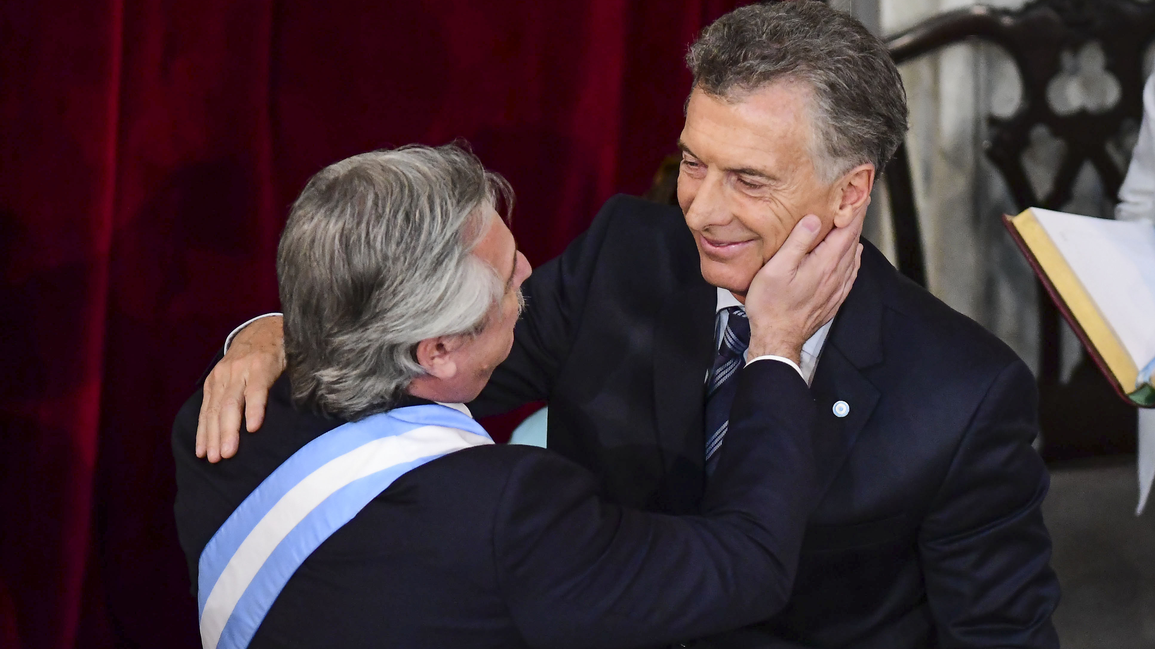 Alberto Fernandez saluda a Mauricio Macri durante su asunción presidencial en el Congreso