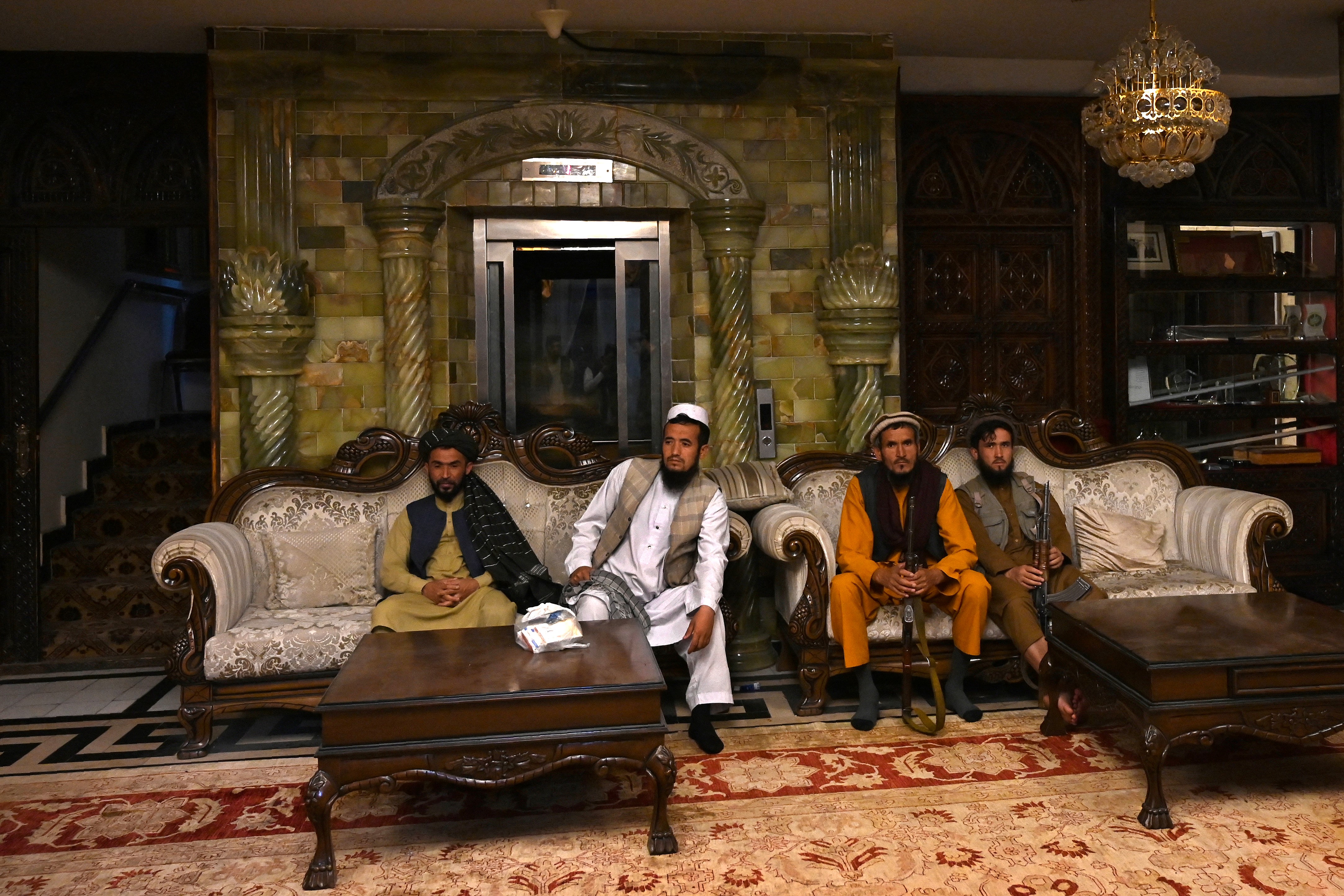 En esta imagen tomada el 11 de septiembre de 2021, los combatientes talibanes se sientan dentro de la casa del señor de la guerra afgano Abdul Rashid Dostum en el barrio de Sherpur en Kabul. (Wakil KOHSAR / AFP) 