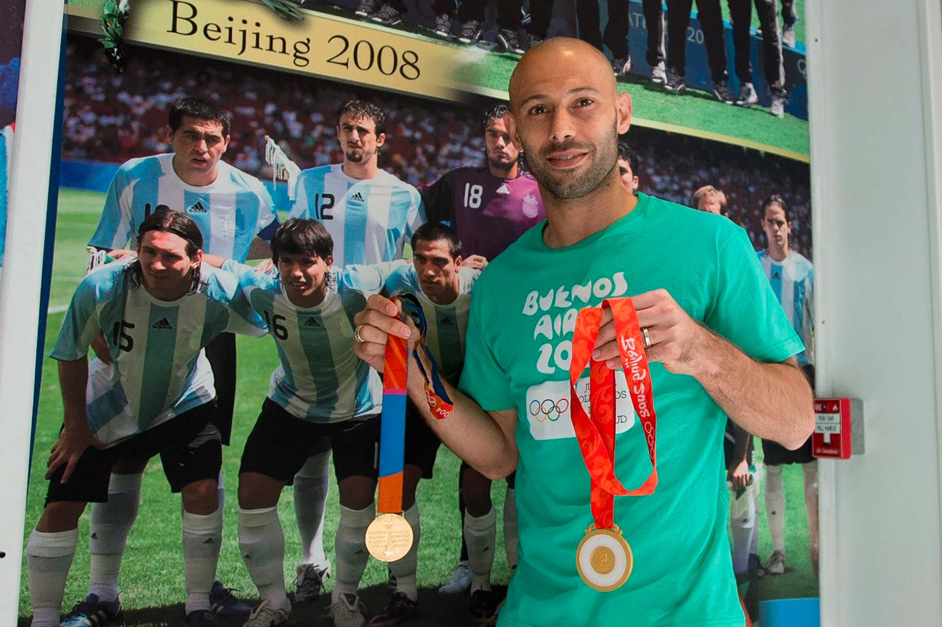 The pose of the two-time champion with his medals. Javier Mascherano, the only Argentine athlete to win two gold Olympic medals.