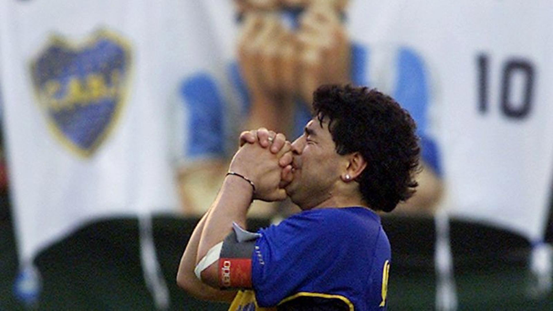 Foto de archivo de la leyenda del fútbol Diego Maradona durante su partido despedida en el estadio de Boca Juniors en Buenos Aires. Nov 10, 2001. (Foto: Reuters)
