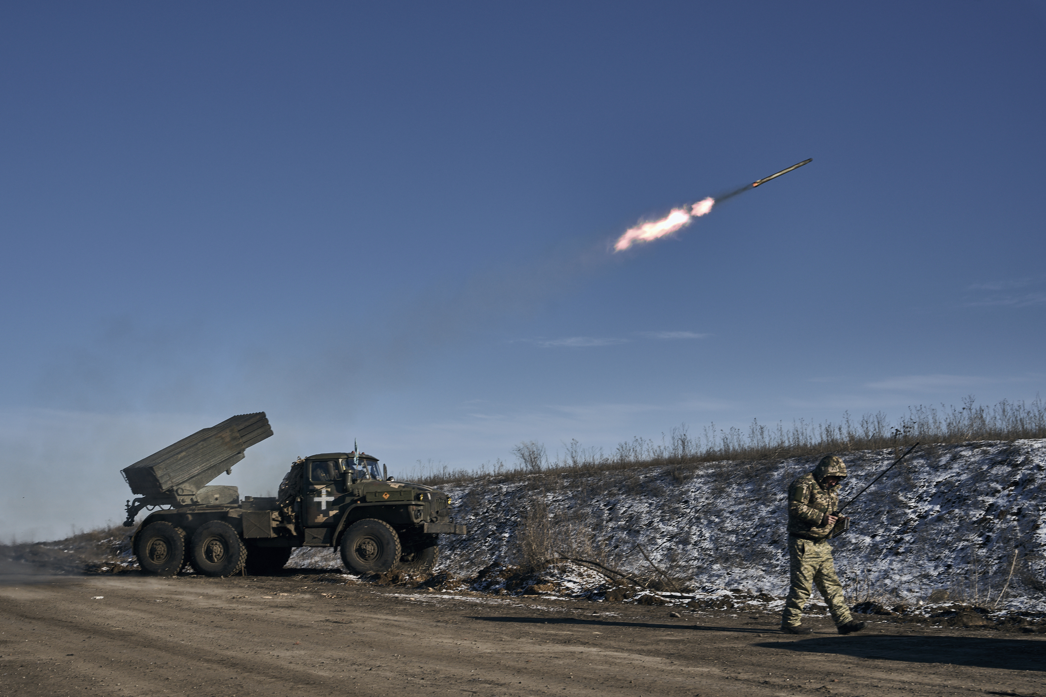 El lanzacohetes múltiple Grad del ejército ucraniano dispara cohetes contra posiciones rusas cerca de Soledar (Foto AP/Libkos)