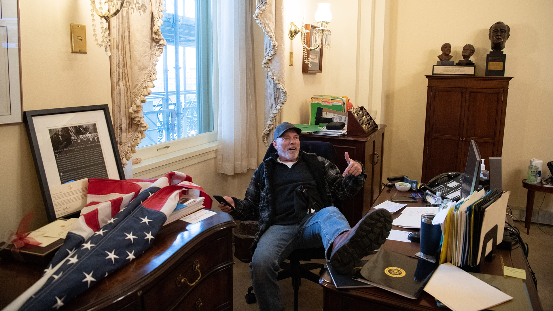 Richard Barnett, partidario del presidente Trump, ingresó a la fuerza a la oficina de la presidenta de la Cámara de Representantes de EEUU, Nancy Pelosi, el 6 de enero de 2021 (Foto de SAUL LOEB / AFP)